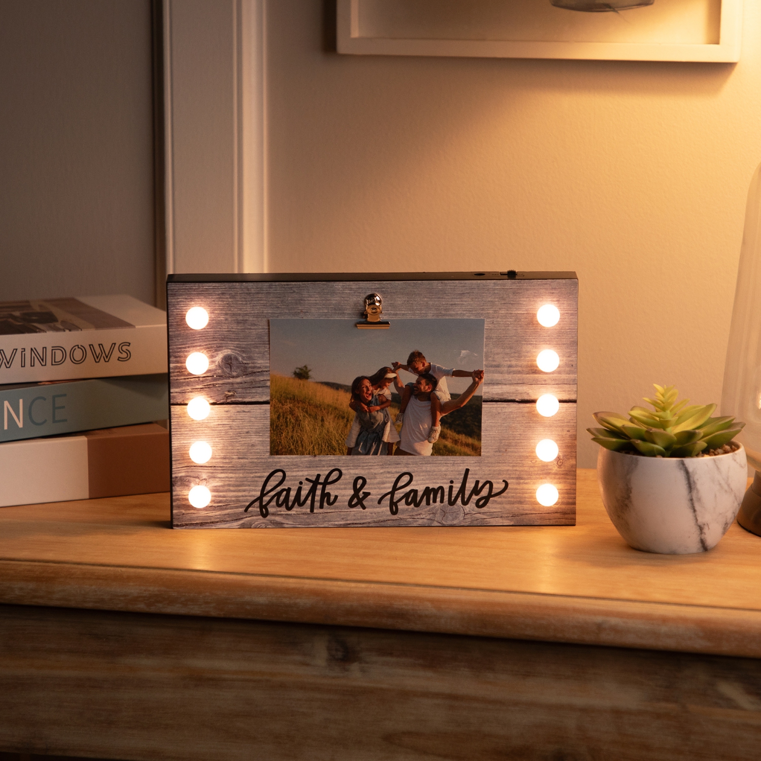 Cadre photo Faith & Family illuminé à DEL avec pince - 4 x 6 po