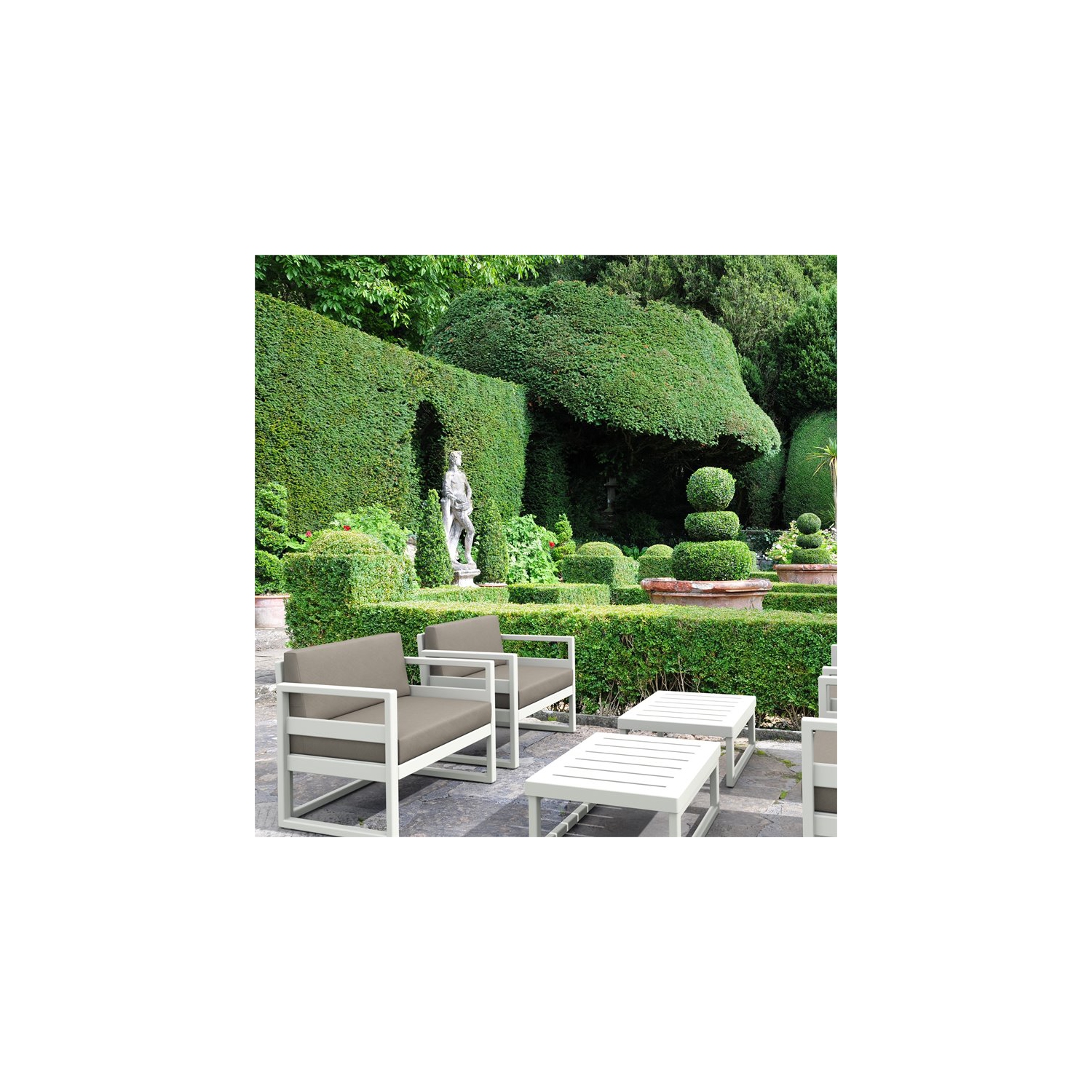 Fauteuil club de patio Mykonos blanc avec coussins taupe en acrylique