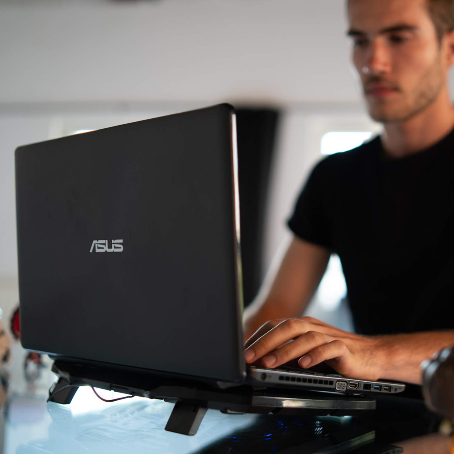 KLIM Pro - The Laptop Cooling Pad for Professionals + Light, Compact, Easy to Carry, Durable + 10” to 15,6” + Extra USB Port