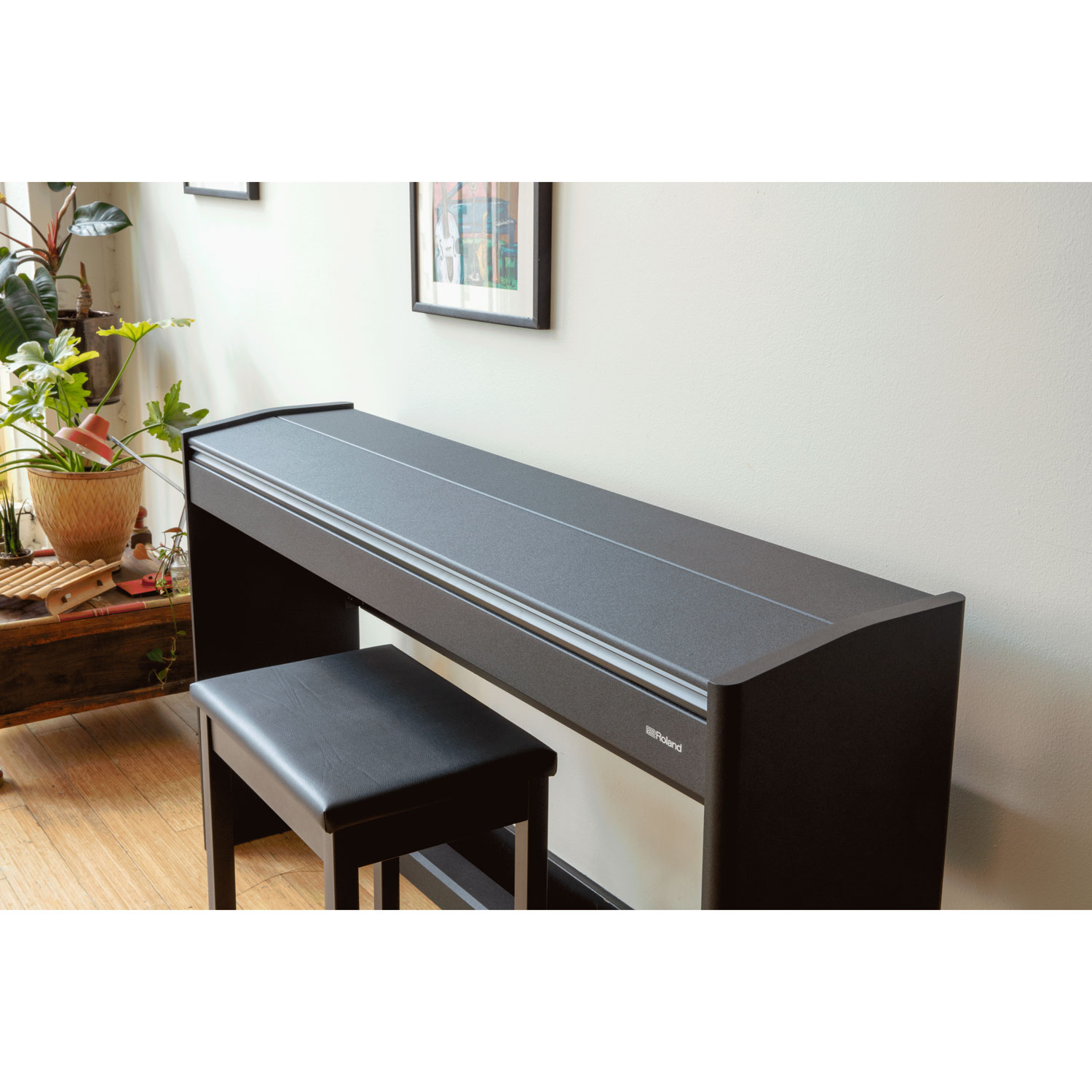 Piano numérique à 88 touches lestées à marteaux F107 de Roland avec support, banc et 3 pédales