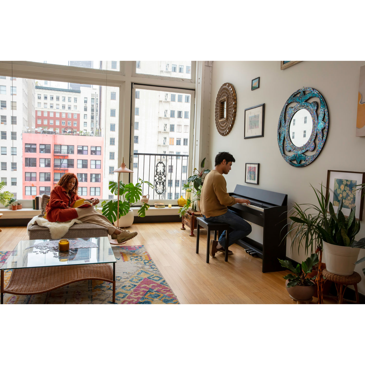 Piano numérique à 88 touches lestées à marteaux F107 de Roland avec support, banc et 3 pédales