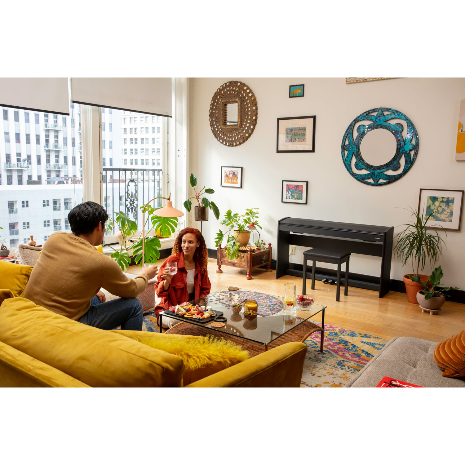 Piano numérique à 88 touches lestées à marteaux F107 de Roland avec support, banc et 3 pédales