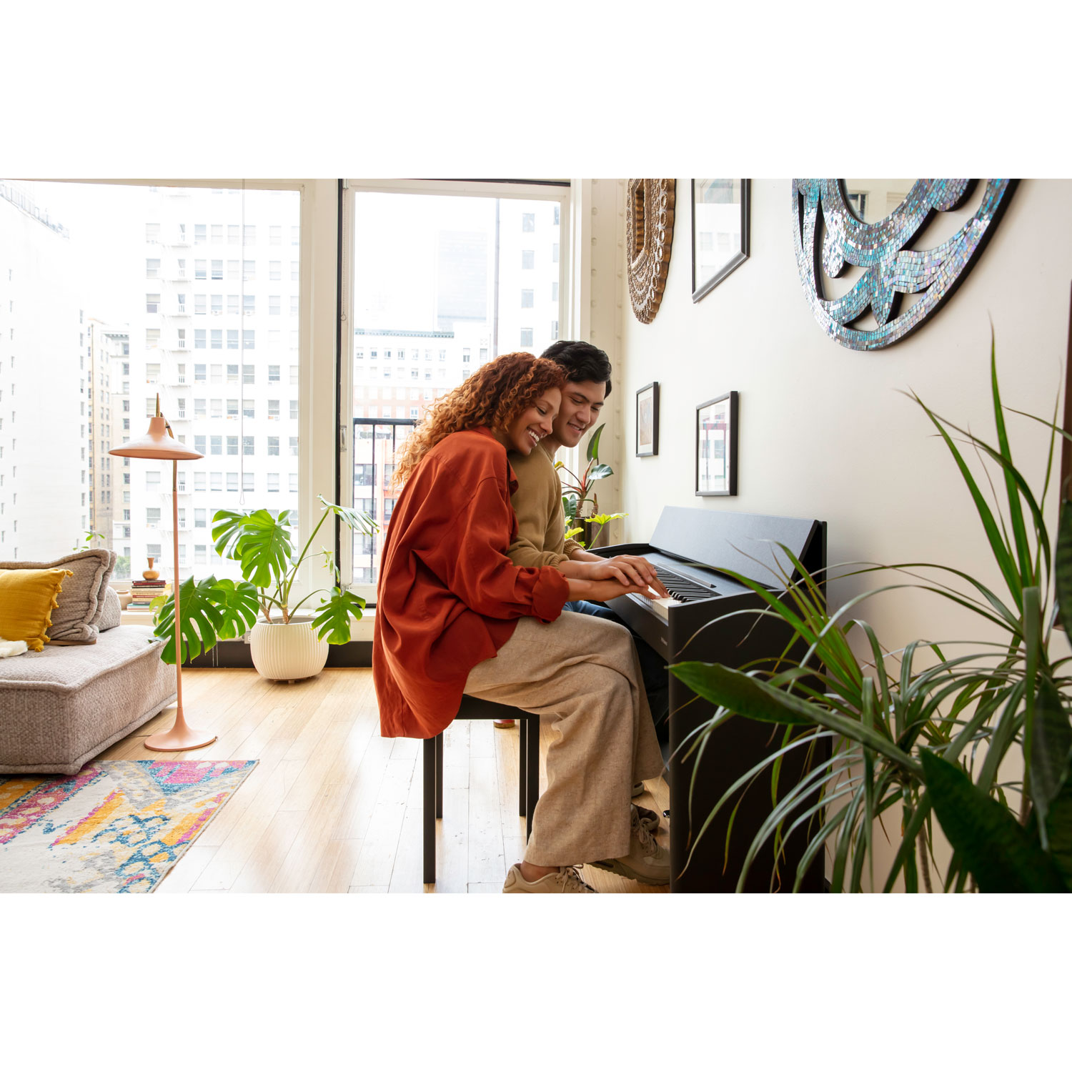 Piano numérique à 88 touches lestées à marteaux F107 de Roland avec support, banc et 3 pédales