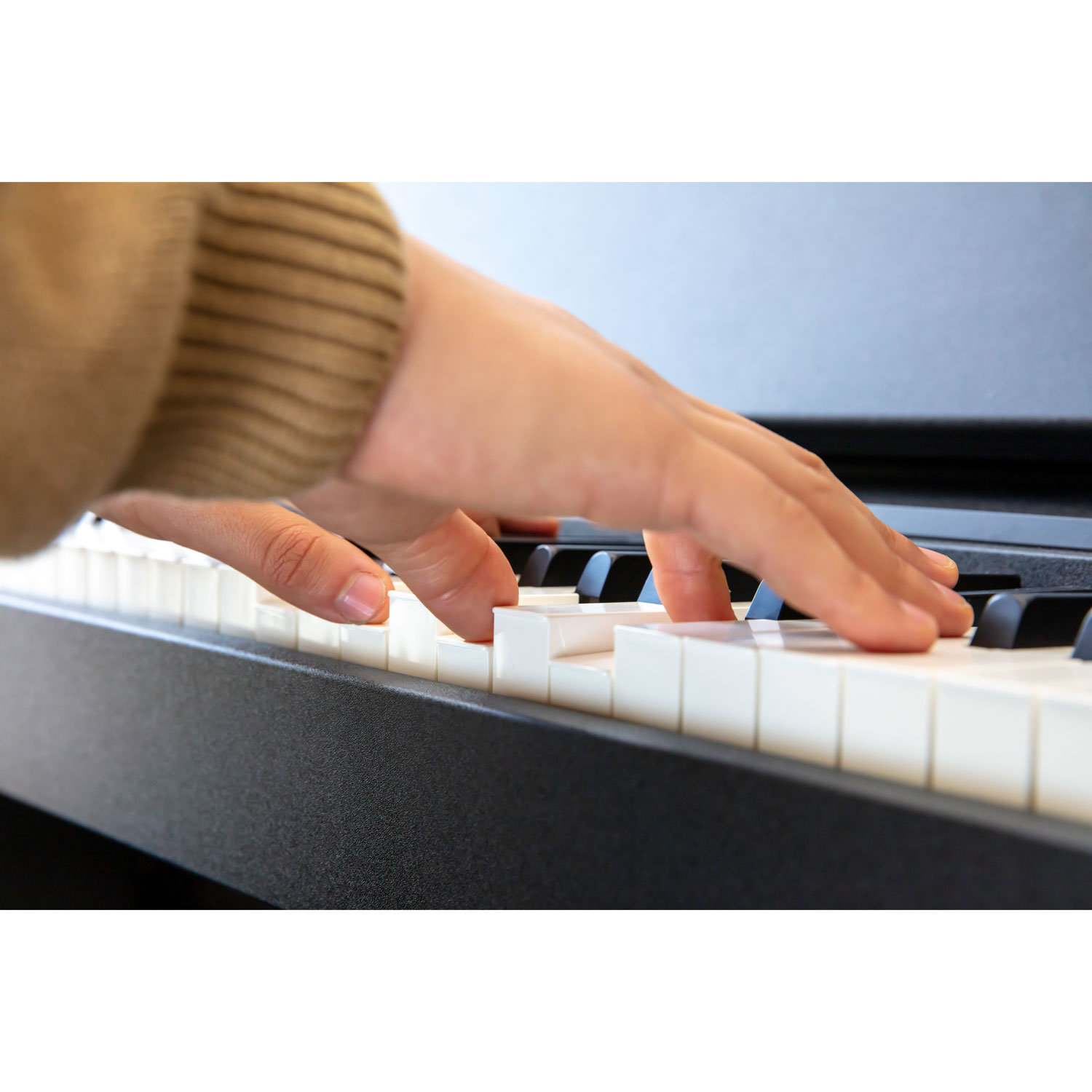 Piano numérique à 88 touches lestées à marteaux F107 de Roland avec support, banc et 3 pédales