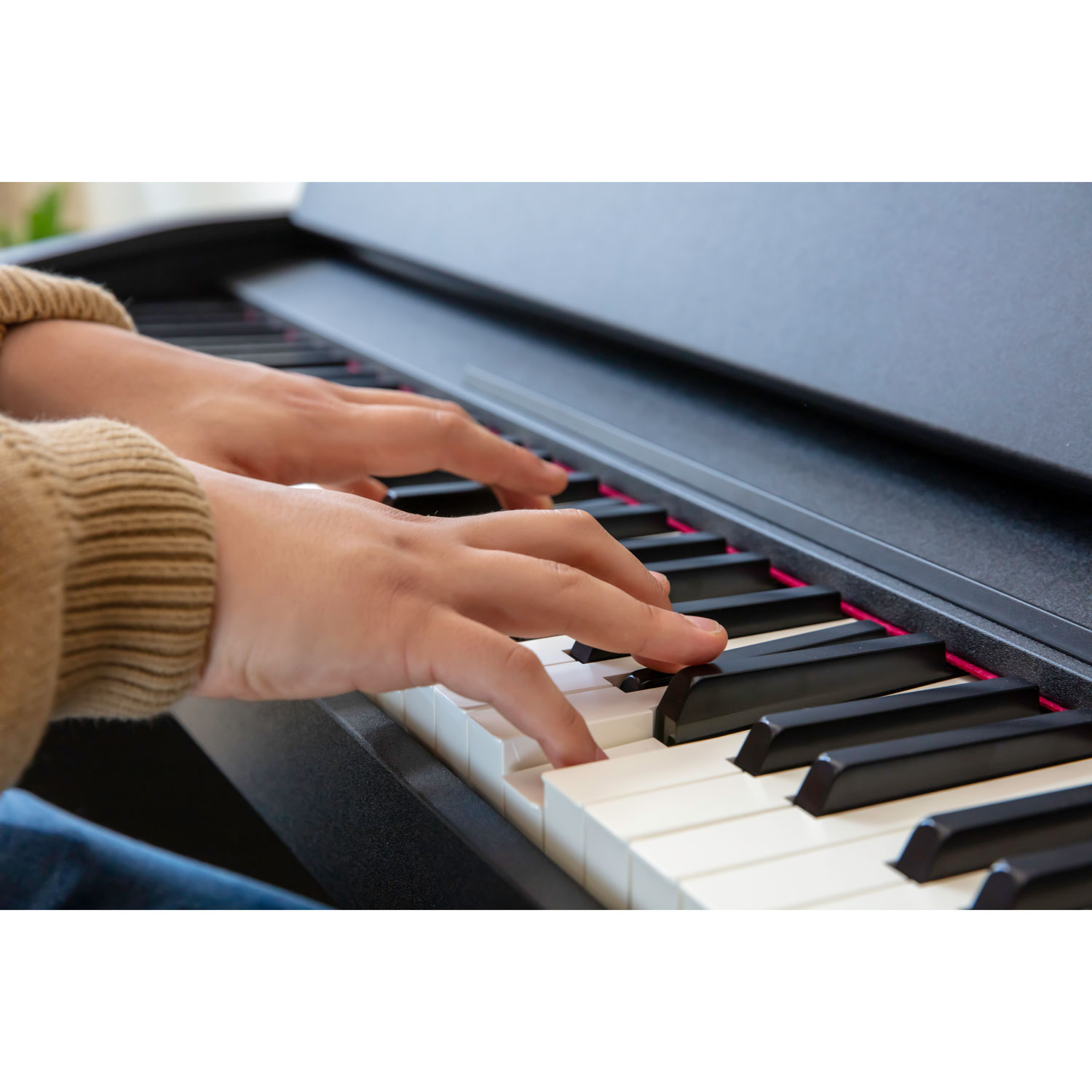 Piano numérique à 88 touches lestées à marteaux F107 de Roland avec support, banc et 3 pédales