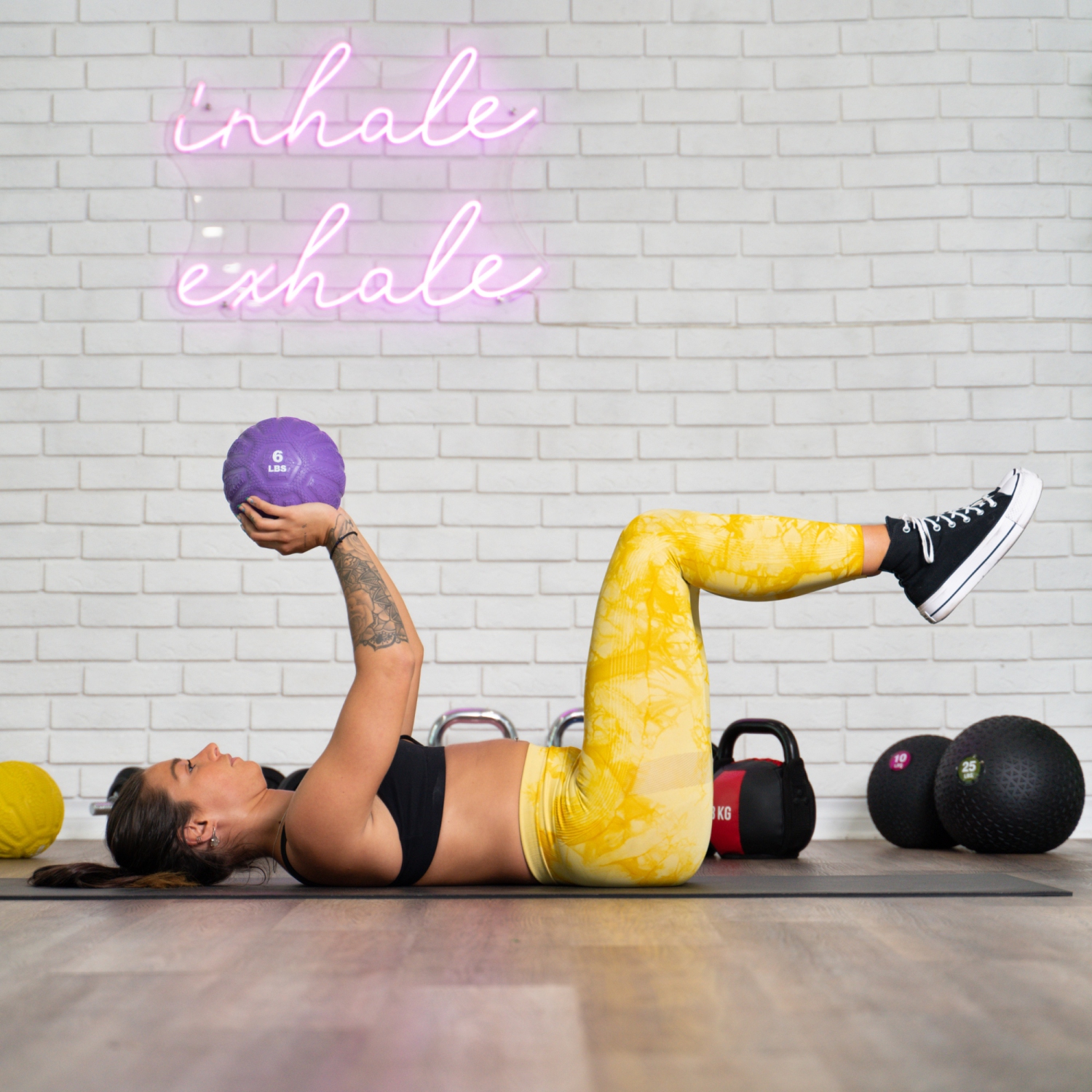 PRISP Weighted Rubber Medicine Ball - Weight Ball for Strength Exercises and Fitness Workouts, 6 lbs