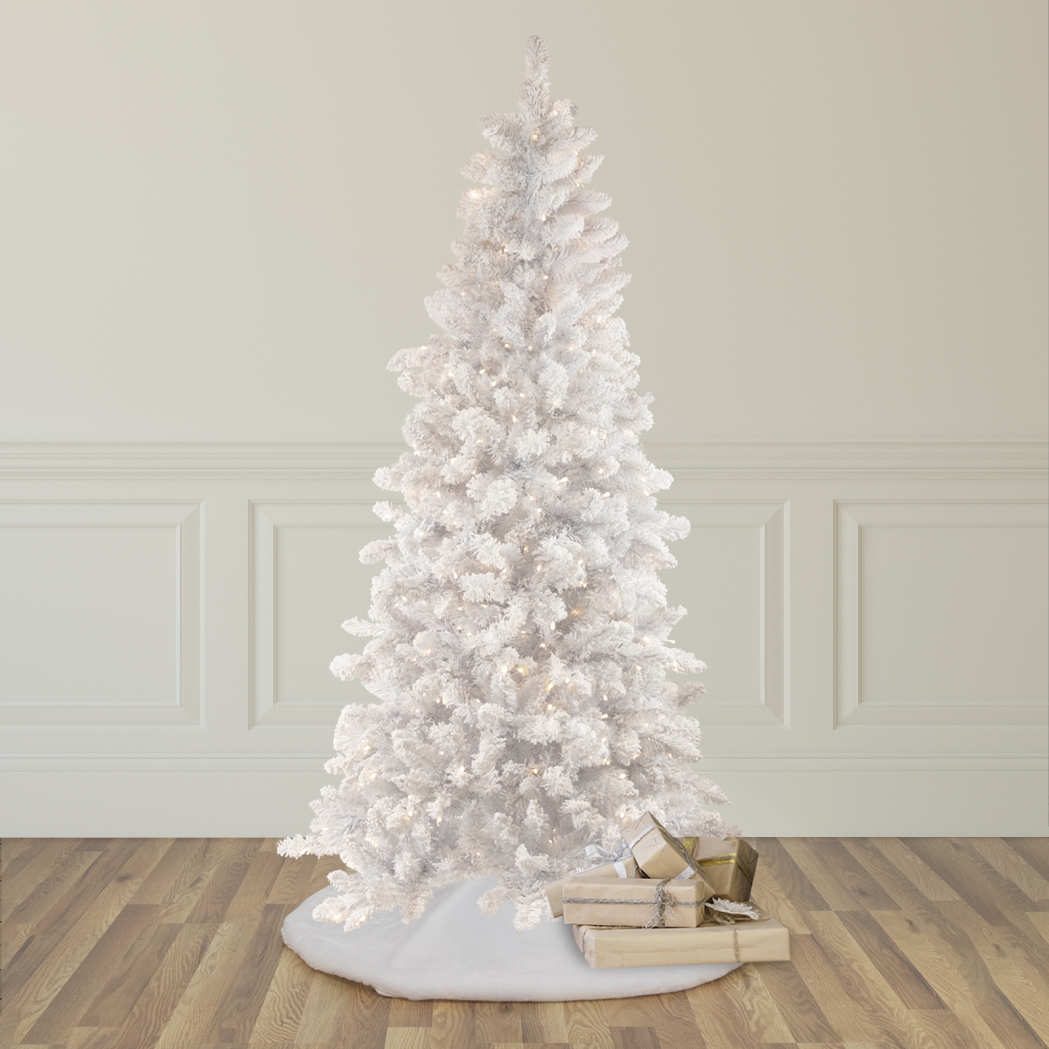 Sapin de Noël artificiel de 9 pi en pin blanc floqué et illuminé, lumières à DEL blanc chaud