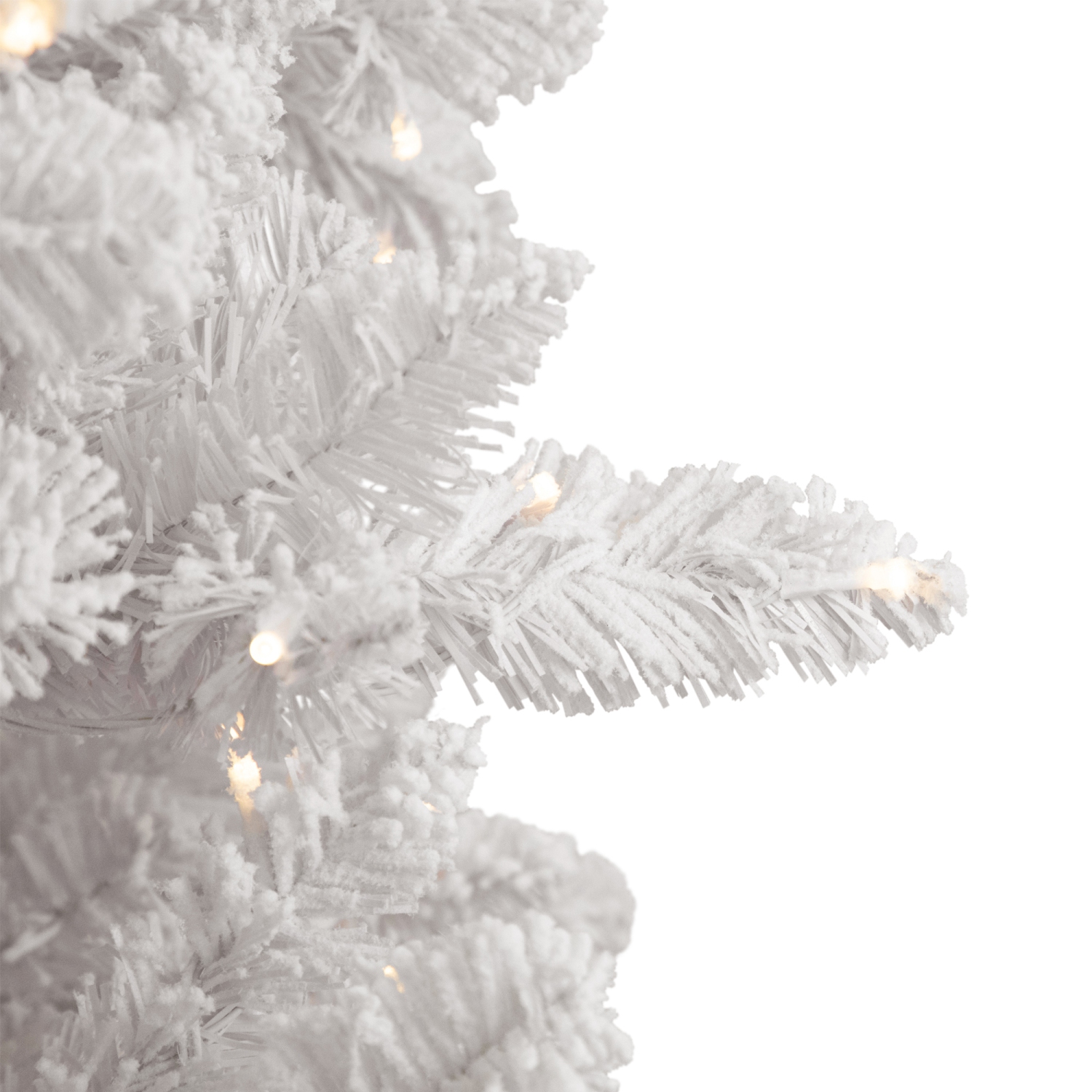 Sapin de Noël artificiel de 9 pi en pin blanc floqué et illuminé, lumières à DEL blanc chaud