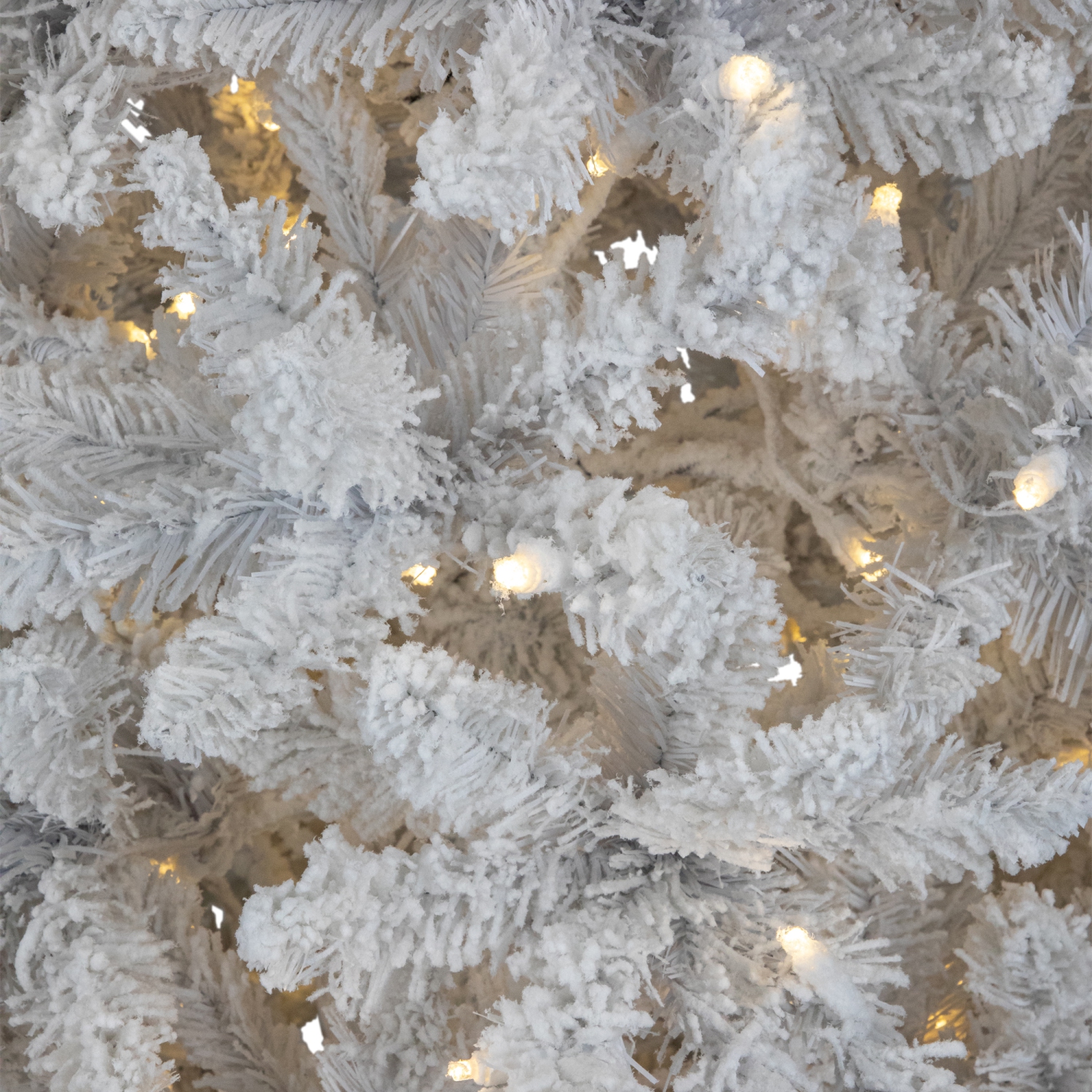 Sapin de Noël artificiel mince et floqué blanc pré-éclairé - 7,5 pi - lumières à DEL blanc chaud