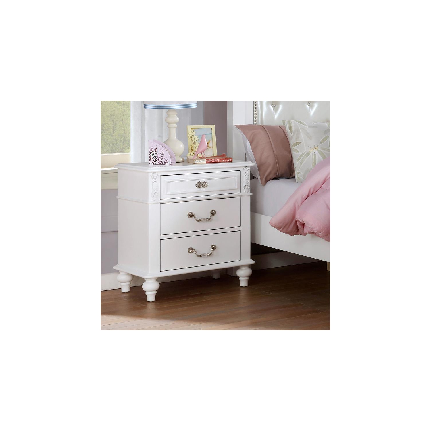 Table de chevet en bois traditionnelle pour enfants Mondu de Furniture of America avec port USB en blanc