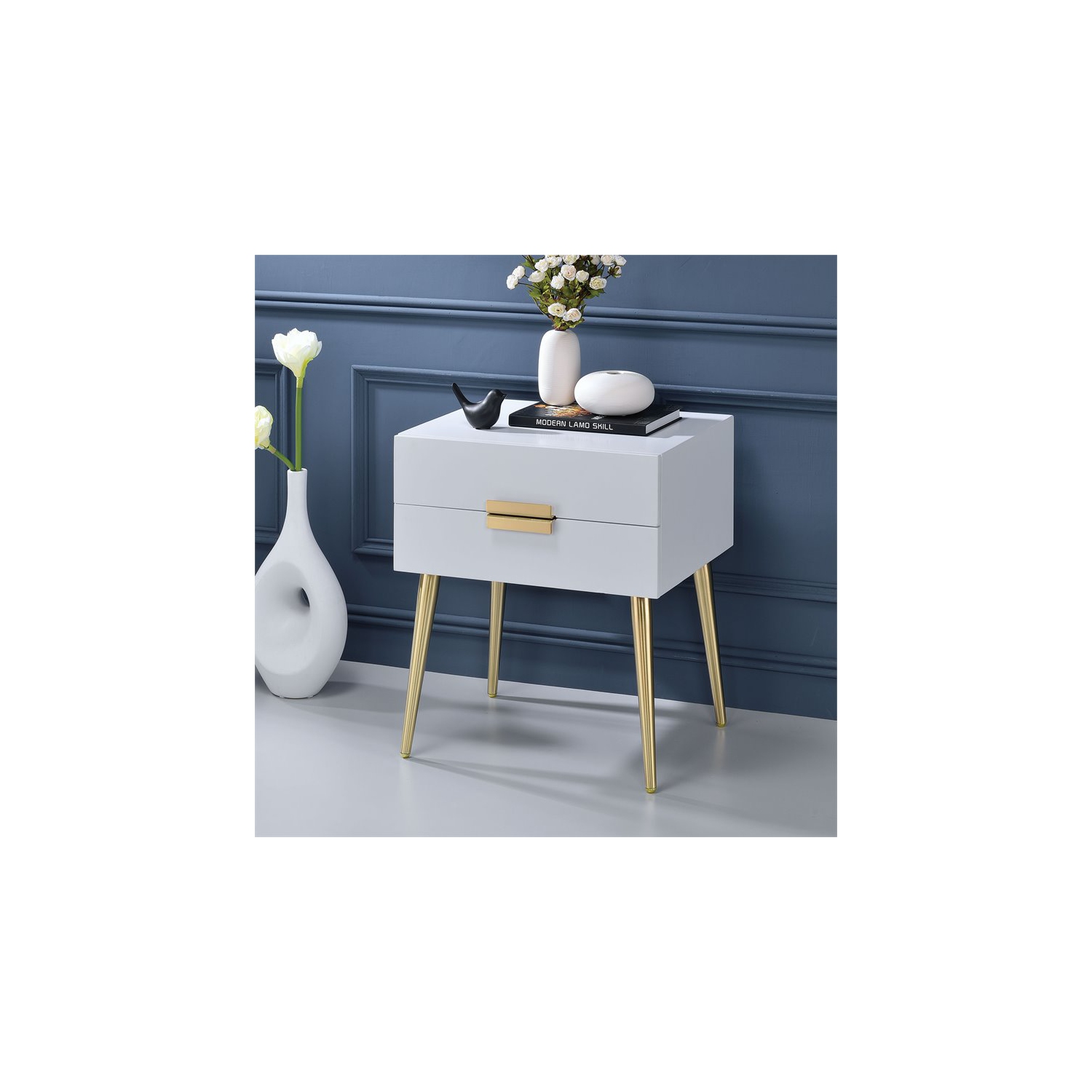 LA table d’extrémité en bois et en métal d’ACME Denvor est en blanc et en or