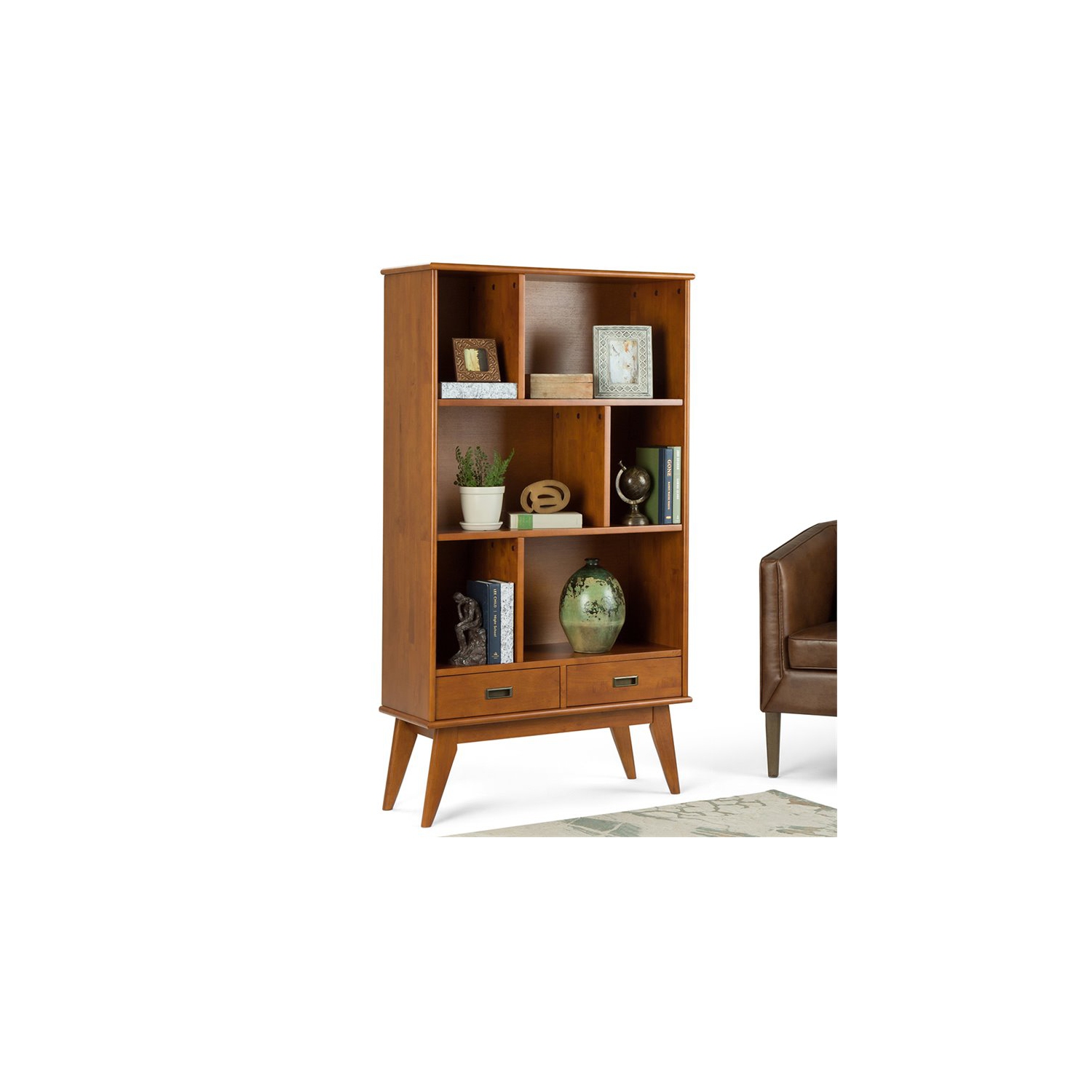 La bibliothèque moderne de 64 x 35 po Draper Solid de Simpli Home avec unité de rangement en teck brun moyen-siècle est de po