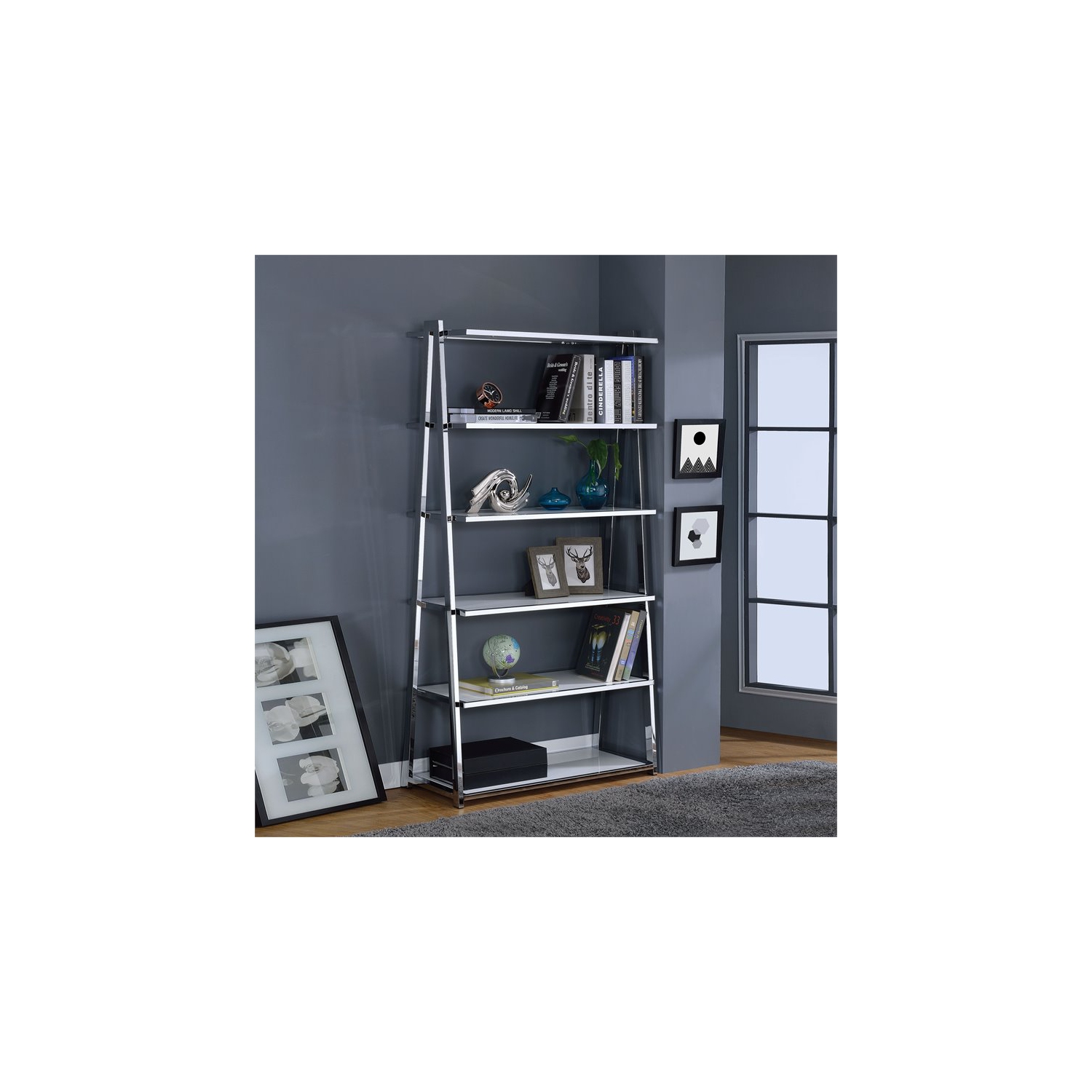 Bibliothèque inclinée ACME Coleen au fini blanc très lustré et chromé