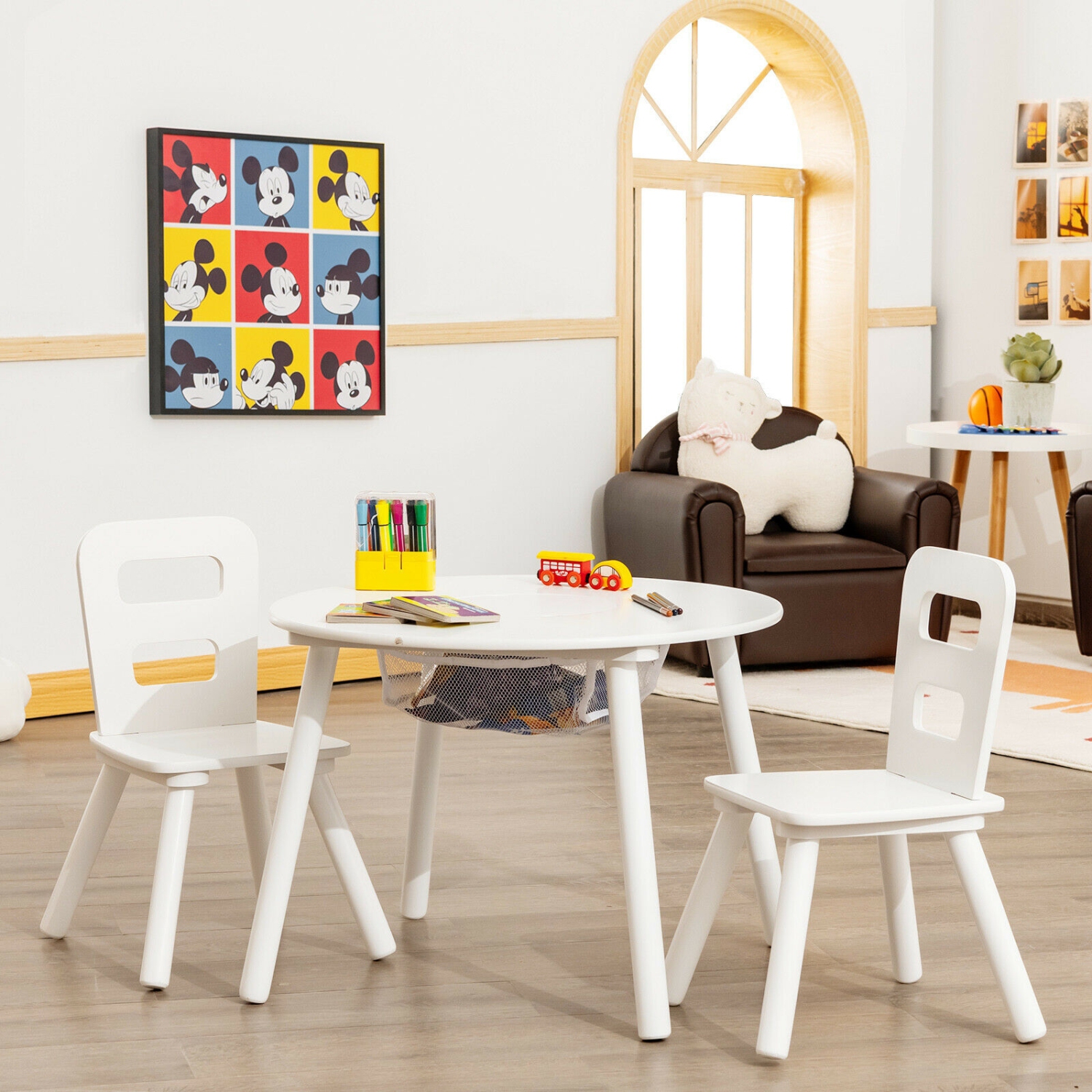 Ensemble avec table et chaises pour enfants en bois et espace de rangement central en filet pour les collations et le travail individuel - Blanc
