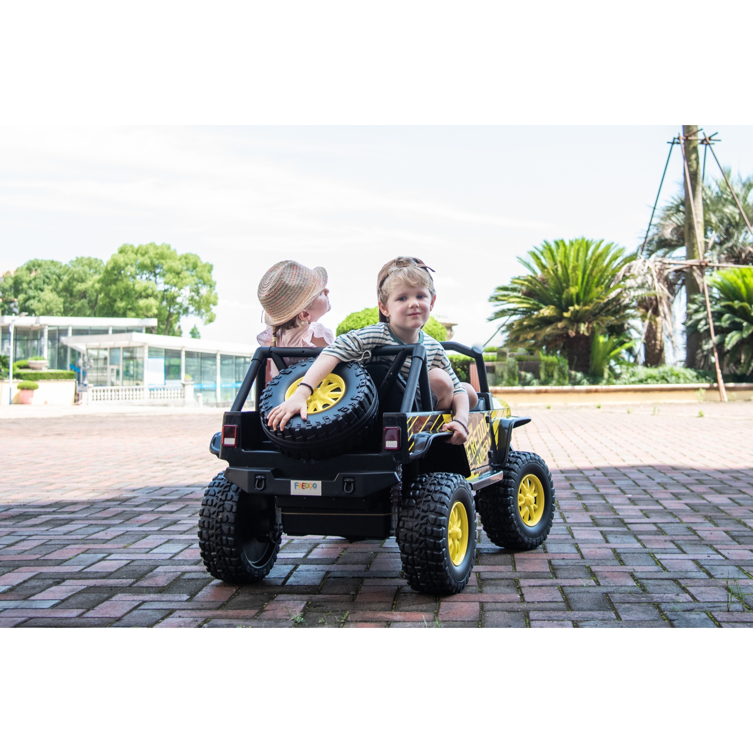 Jouet porteur 2 places Freddo Raider de 24 V avec sièges en cuir, éclairage DEL et télécommande