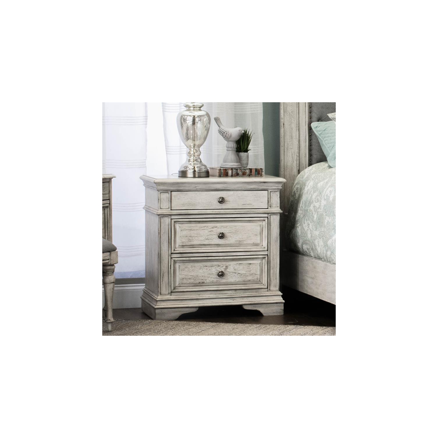 Highland Park Rustic Ivory Wood 3-drawer Nightstand