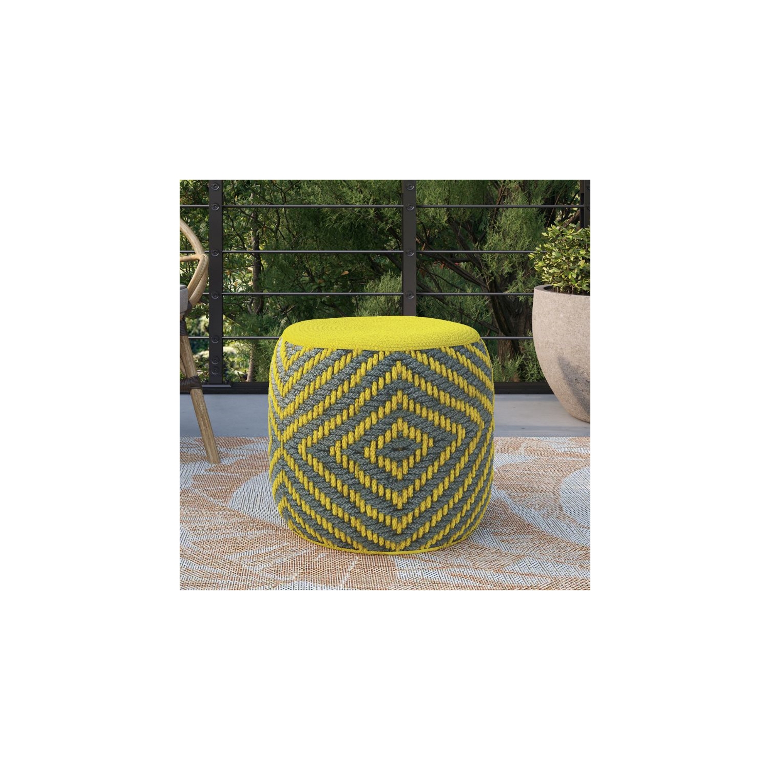 Pouf tissé rond traditionnel Bomberly Row gris et jaune