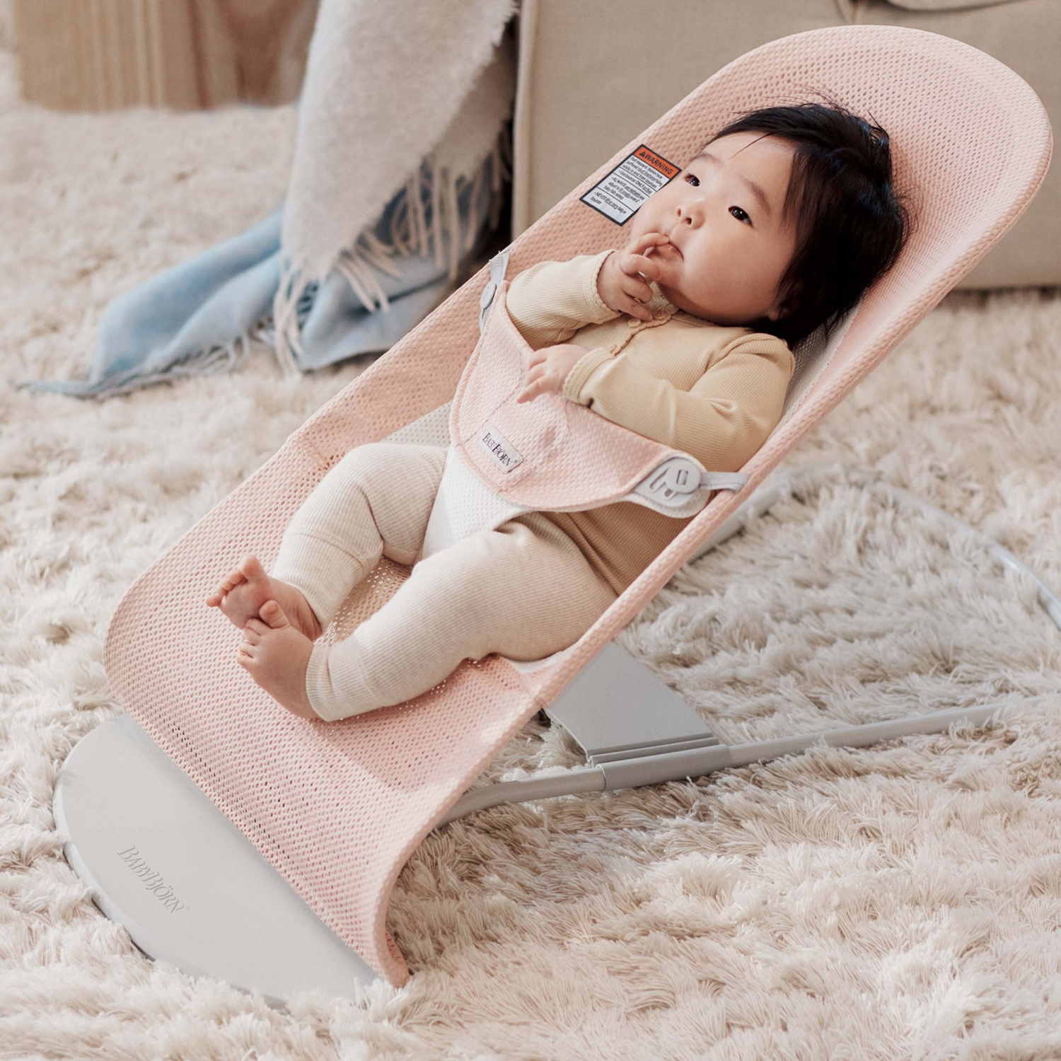 Siège sauteur Balance Soft de BabyBjorn - filet, rose pré/blanc sur cadre gris pâle