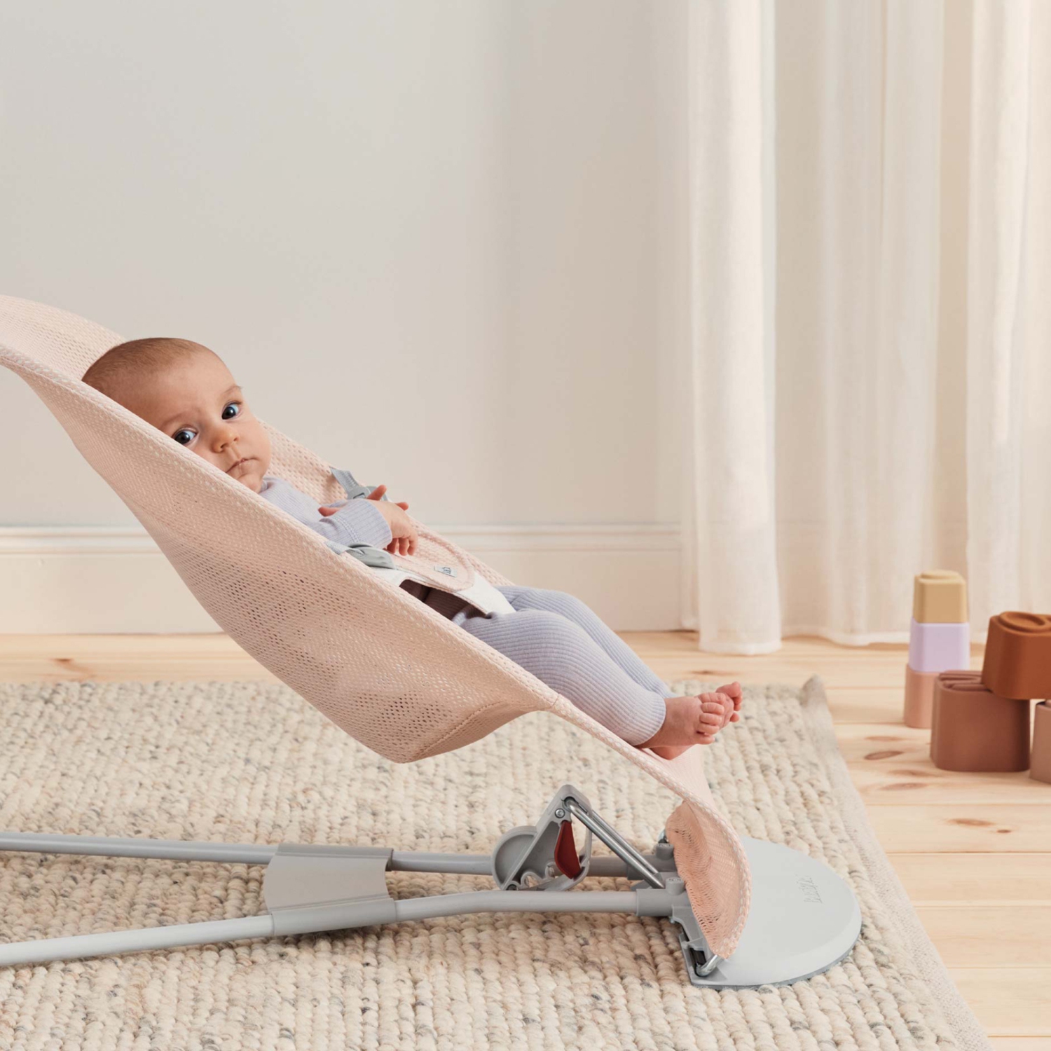 Siège sauteur Balance Soft de BabyBjorn - filet, rose pré/blanc sur cadre gris pâle