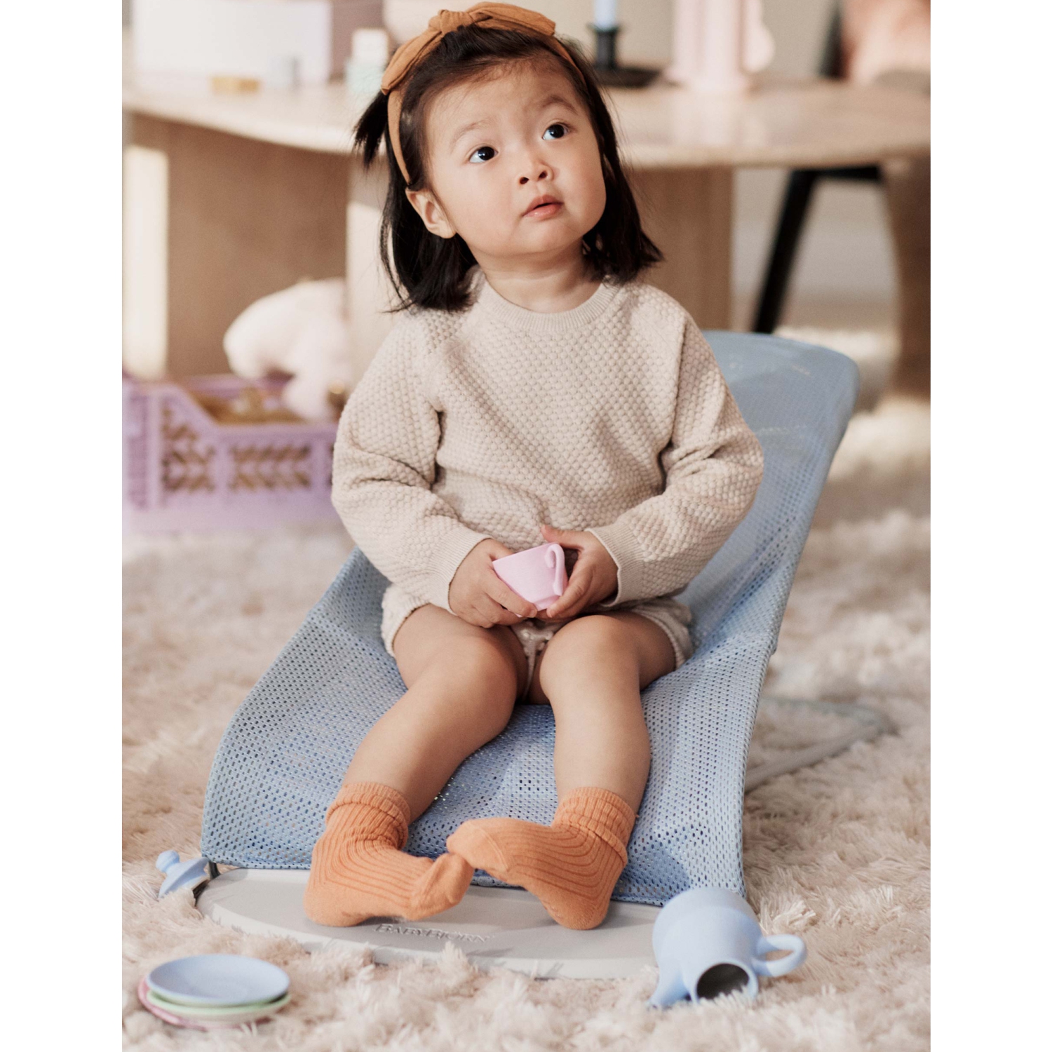 Siège sauteur Balance Soft de BabyBjorn - filet, bleu ciel/blanc sur cadre gris pâle