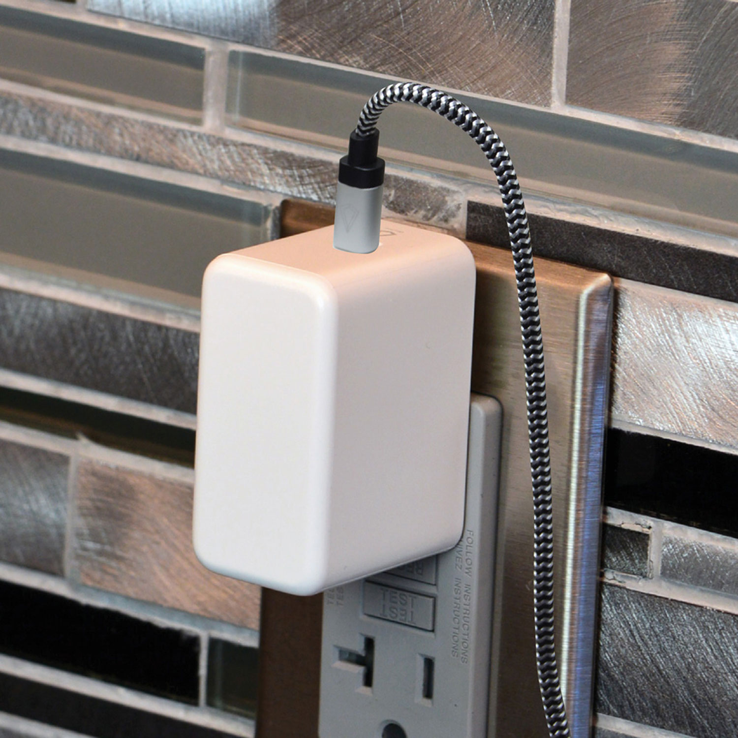 LBT 20W USB-C Wall Charger with 1.5m Braided USB-C to Lightning Cable - White