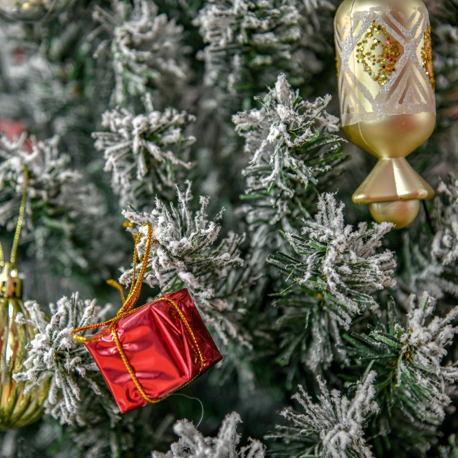 Portemine de Noël à motif floqué de 6 pi de HOMCOM, arbre de Noël fin artificiel avec embouts de branche réalistes, support pliant en métal, vert