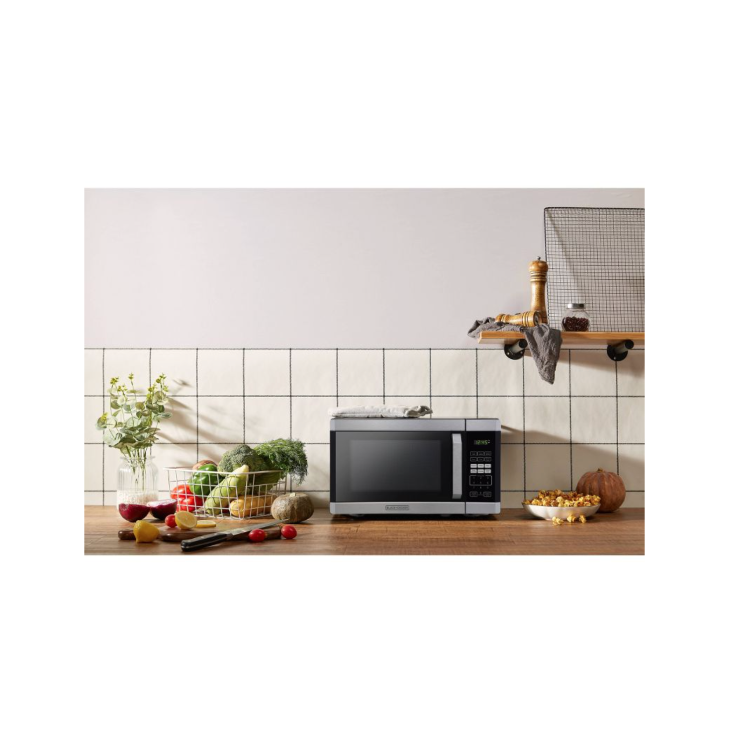BLACK+DECKER 0.9 cu ft 900W Microwave Oven - EM925AJK