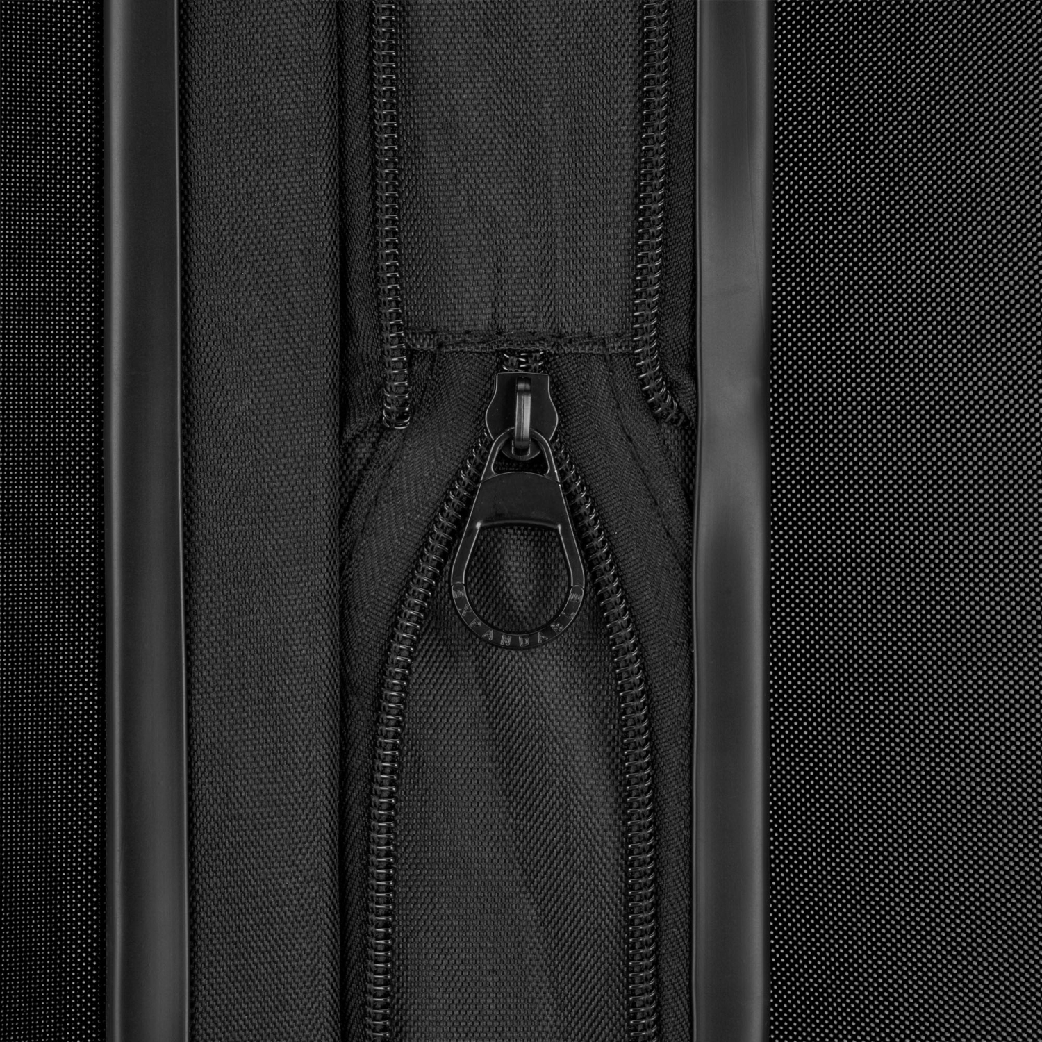 Valise rigide moyenne Nashville de Bugatti avec verrou approuvé par la TSA - Noir