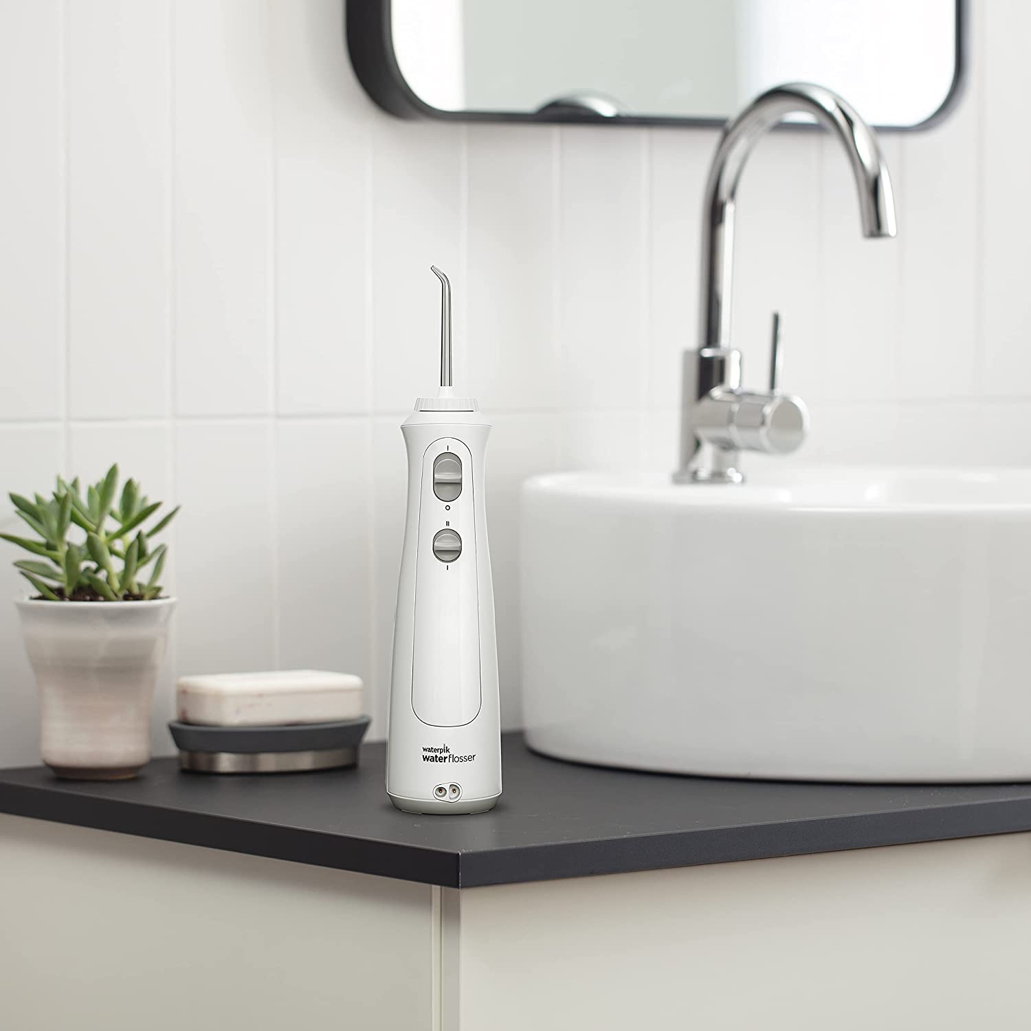 Hydropulseur portatif sans fil Waterpik Pearl rechargeable pour les dents, les gencives, les appareils de soins et les voyages avec 4 embouts de soie