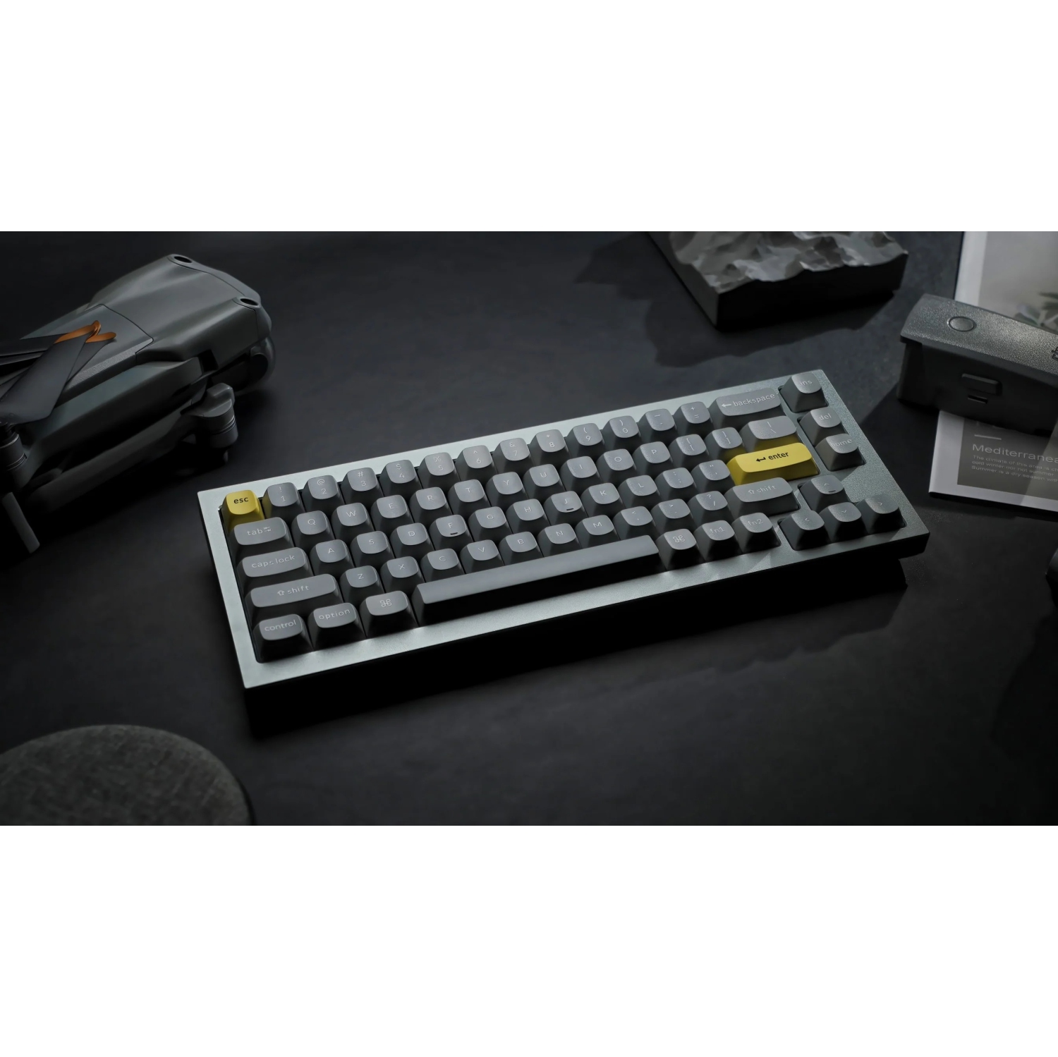 Clavier de jeu mécanique à échange rapide RVB T2 de Keychron – disposition à 65 %, touches mécaniques Gateron Pro Blue avec bouton – Compatible avec