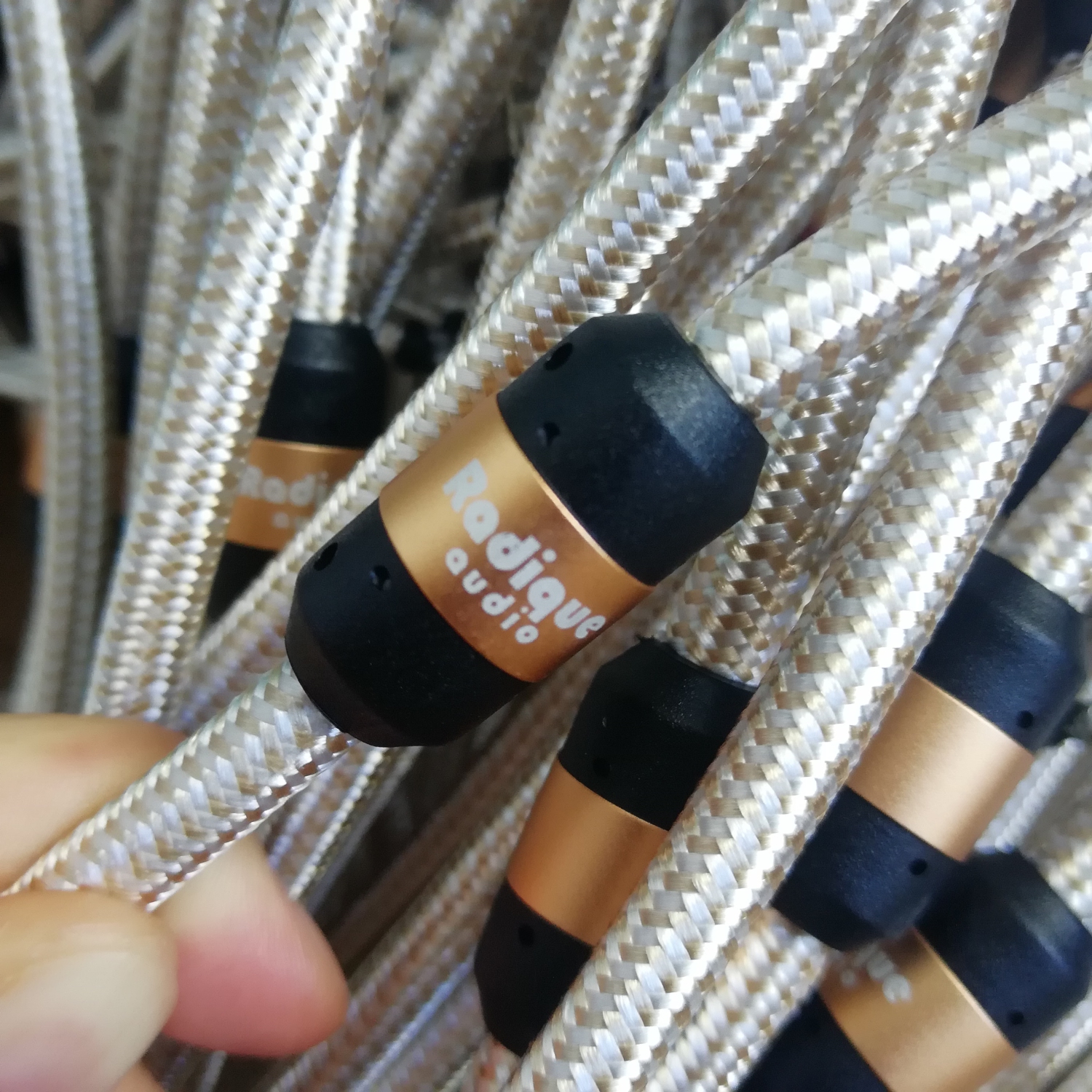 Câble RCA double série Gold de Radique Audio | Interconnexion sécuritaire rétro | Construction à 6 couches | Haut de gamme – 0,75 m