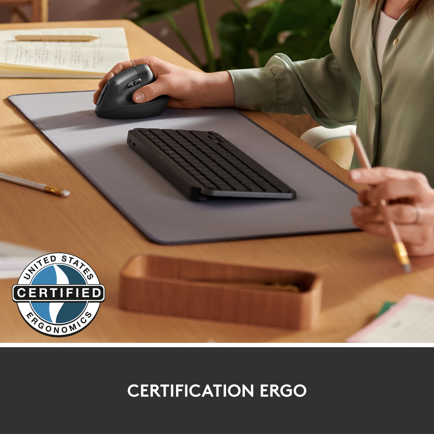 Souris Bluetooth verticale ergonomique Lift de Logitech - Graphite