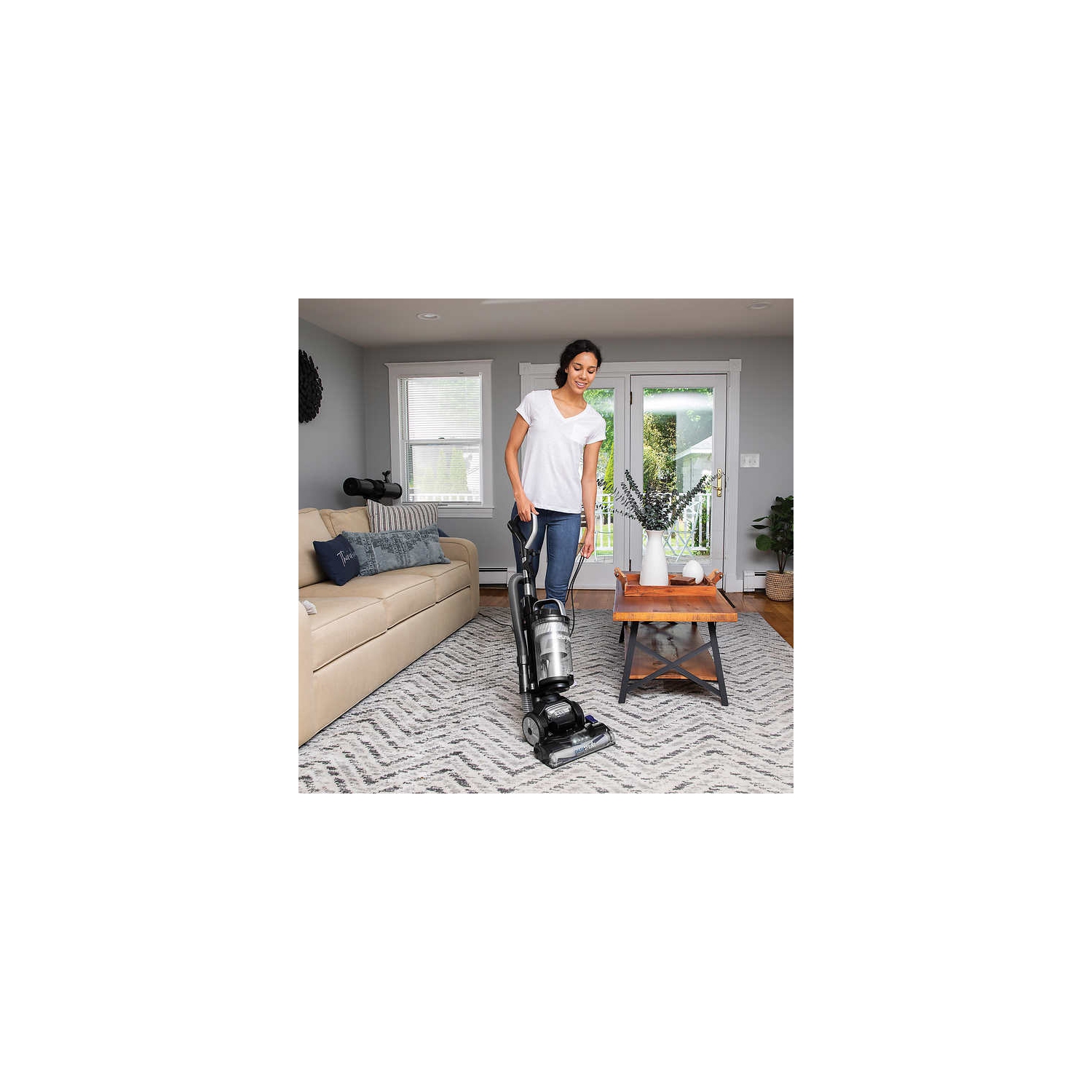 ASPIRATEUR VERTICAL ANTI-ENCHEVÊTREMENT NEU612 DASHSPRINT D'EUREKA AVEC PHARES OUVERTS