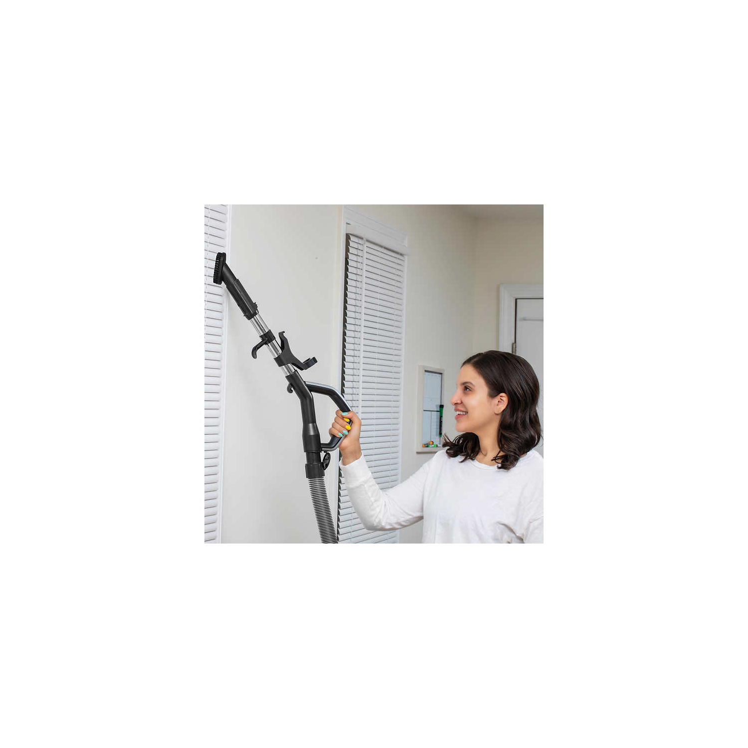 ASPIRATEUR VERTICAL ANTI-ENCHEVÊTREMENT NEU612 DASHSPRINT D'EUREKA AVEC PHARES OUVERTS