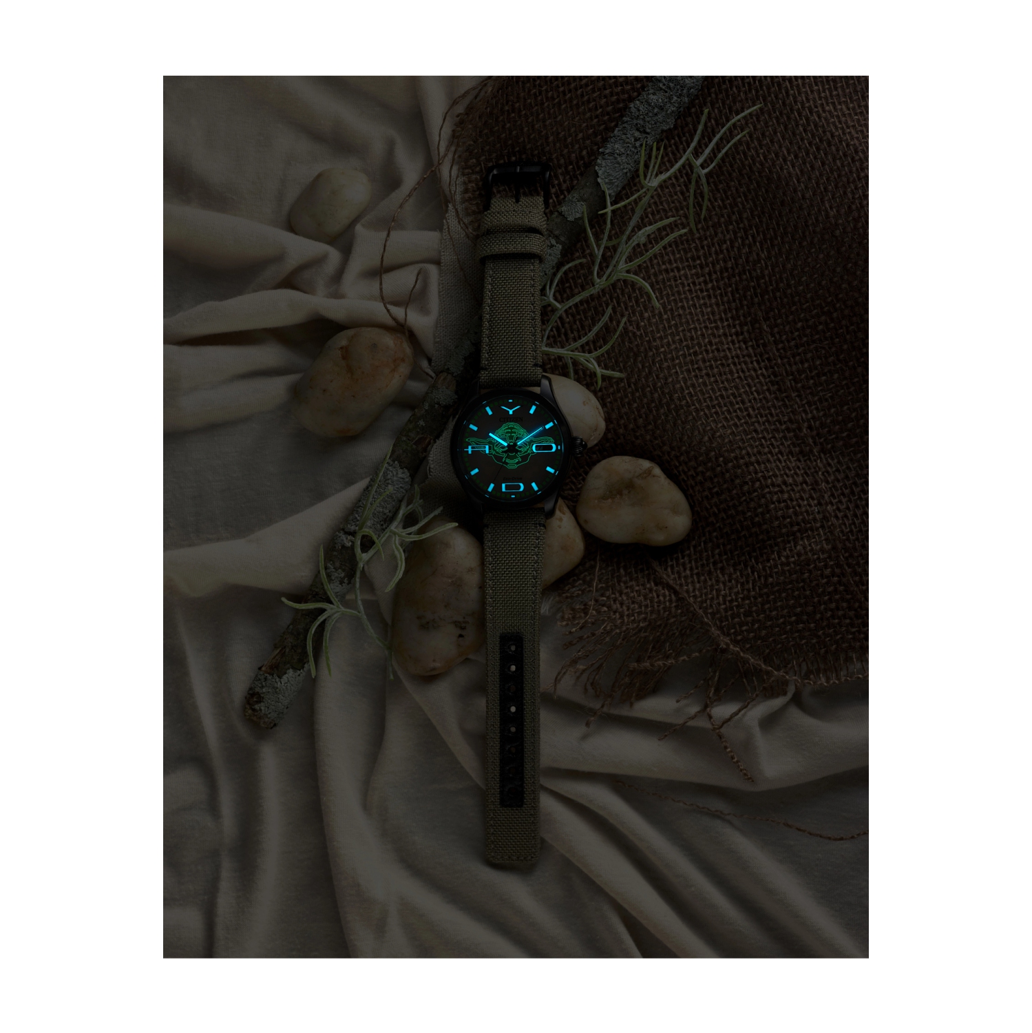 Montre pour homme Yoda japonais Eco-Drive 42&nbsp;mm de Star Wars, boîtier inox noir, bracelet nylon beige, cadran brun