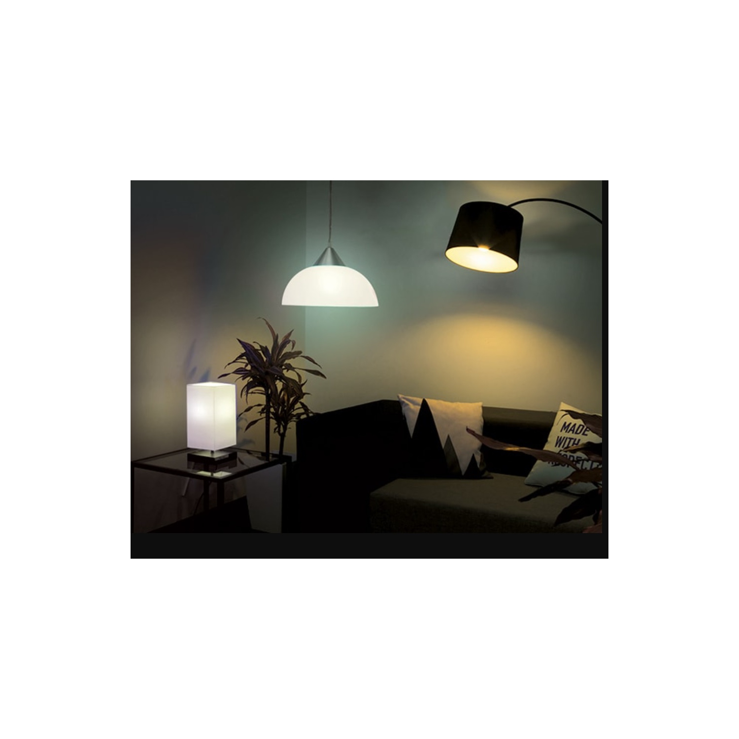 Bright Smart Bluetooth Wi-Fi 1 prise intelligente avec 2 ampoules intelligentes , fonctionne avec l’Assistant Google et Alexa d’Amazon . Blanc.