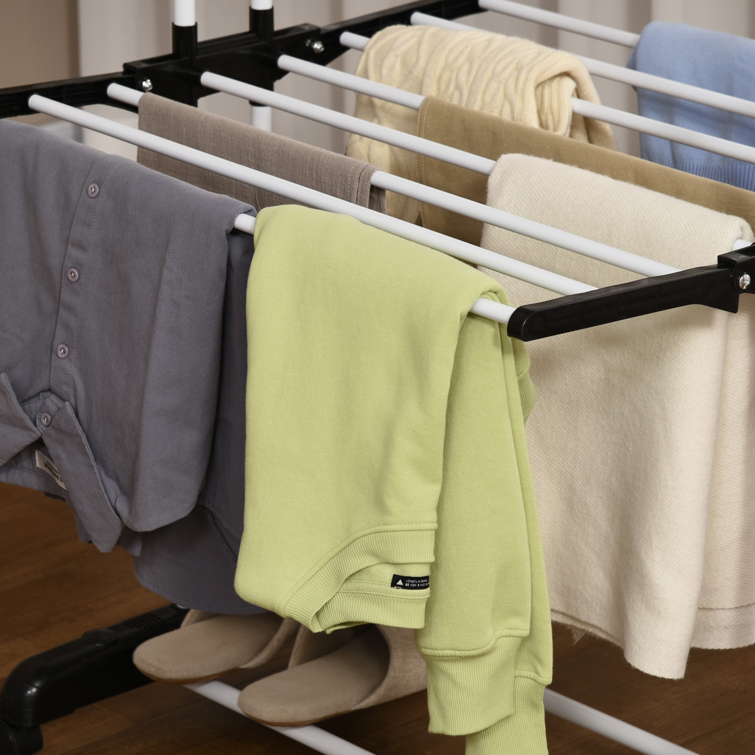 Support de séchage pliable de HOMCOM, panier de lavage en acier à 4 niveaux pour sécher les vêtements avec 2 ailes latérales et 4 roulettes, usage