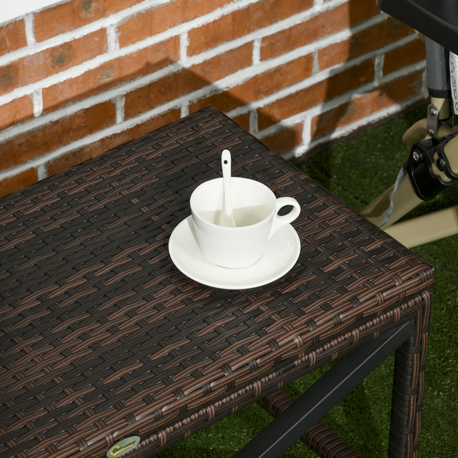 Outsunny Table d'appoint en rotin PE pour terrasse, jardin, balcon, marron mélangé