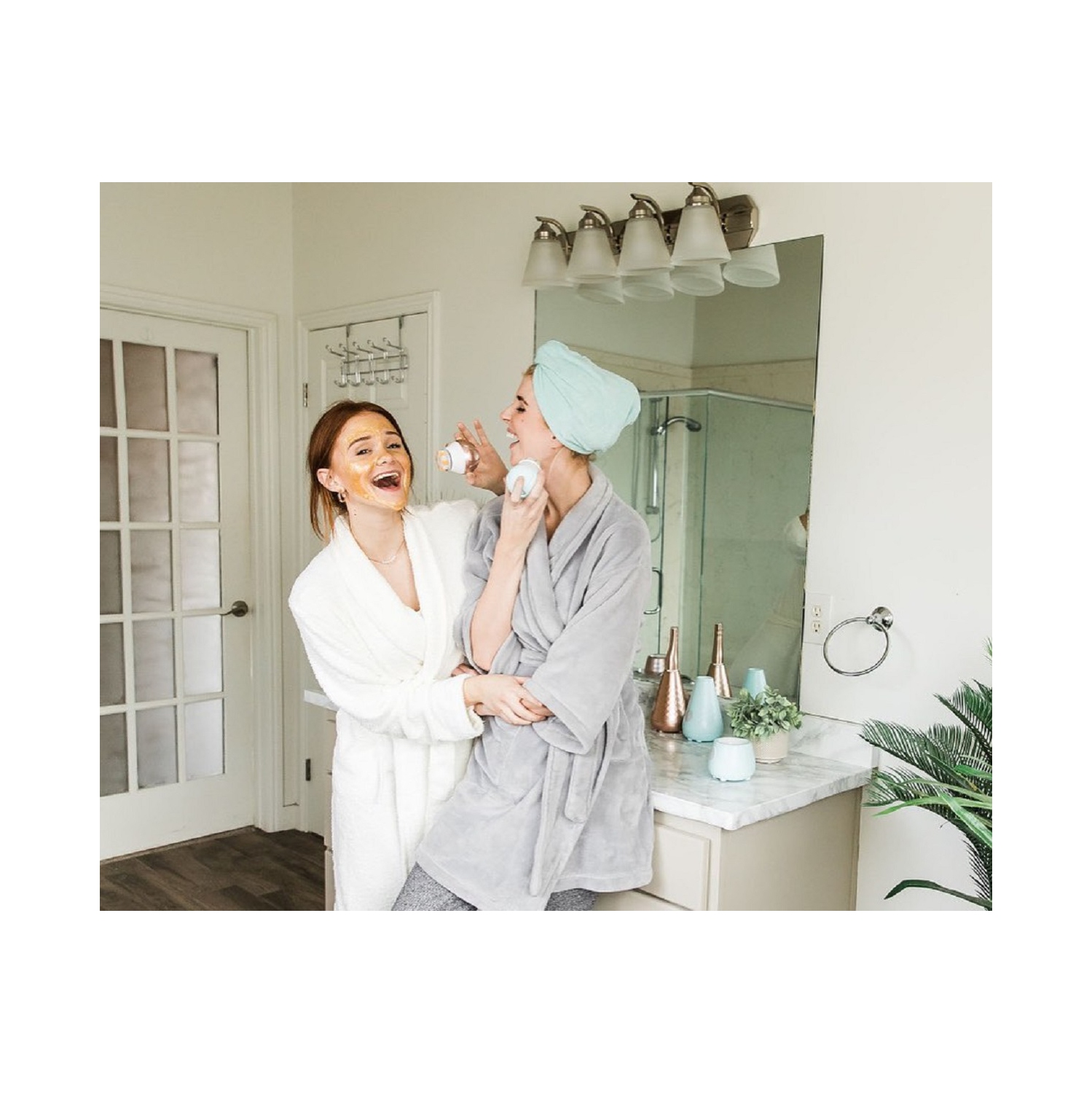 Tao Aura Clean Brosse faciale orbitale avec station de base et lot de 3 accessoires