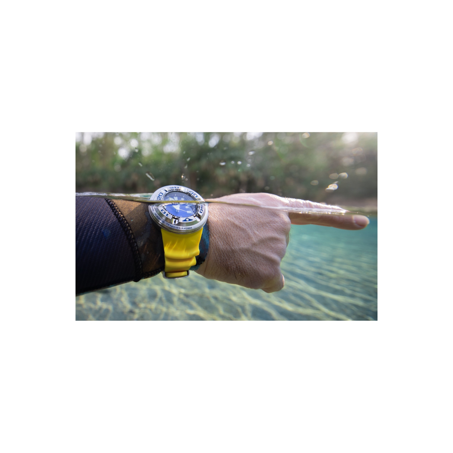 Montre pour hommes Eco-Drive Promaster Dive Ecozilla 48&nbsp;mm de Citizen avec boîtier en acier inoxydable argenté et bracelet en polyuréthane jaune