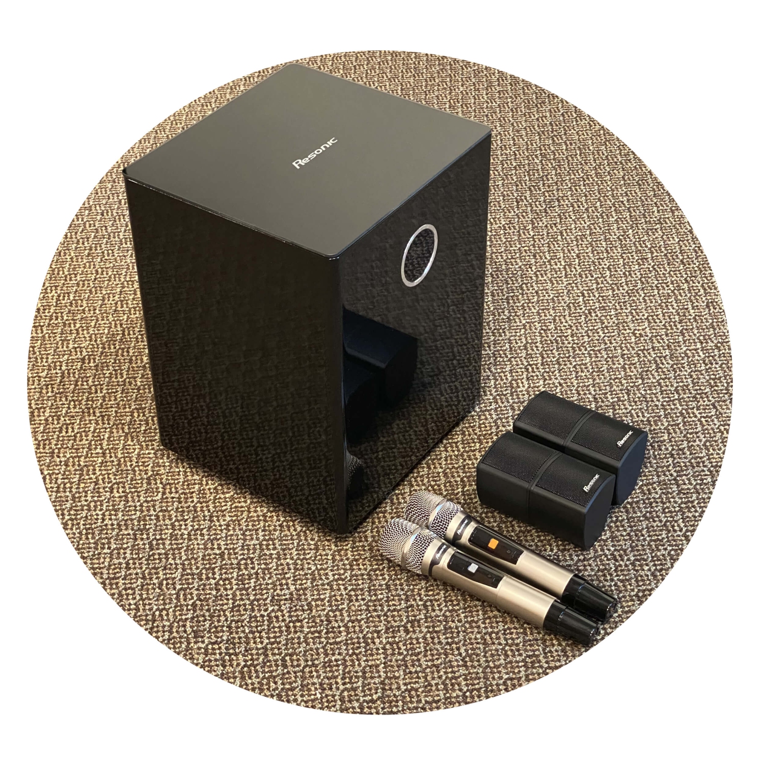 Le SYSTÈME de haut-parleurs KARAOKÉ et CINÉMA MAISON 2.1 CANAUX PK-2.1 de REONonic est fourni avec un microphone sans FIL et un haut-parleur