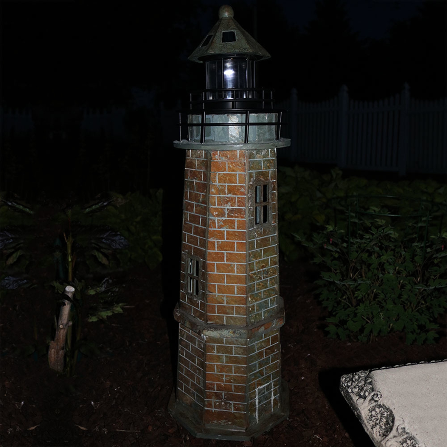Sunnydaze Solar LED Lighthouse Statue Decor – 35 po
