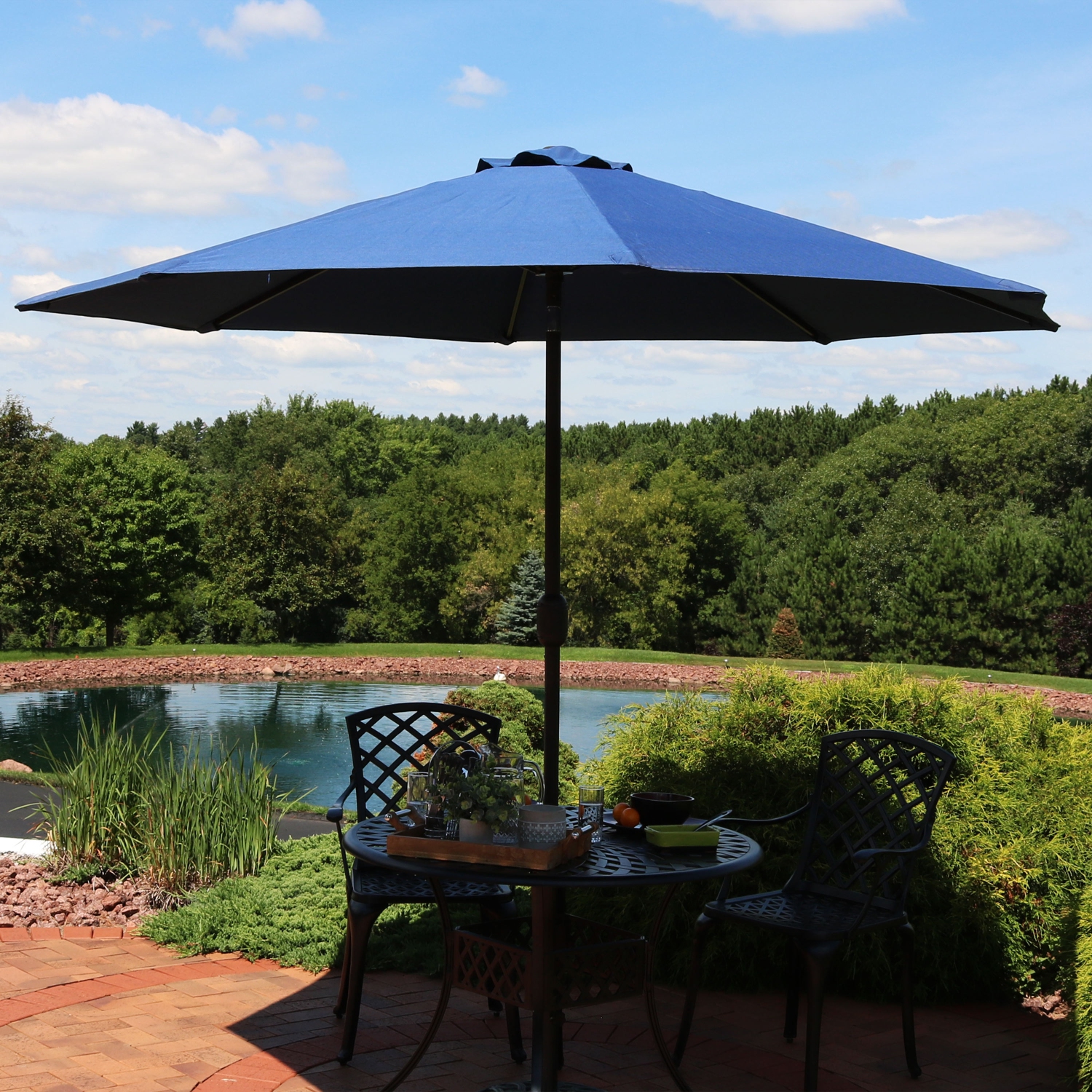 Parasol de patio en aluminium de 9 pi avec manivelle et inclinaison de Sunnydaze - Bleu marine