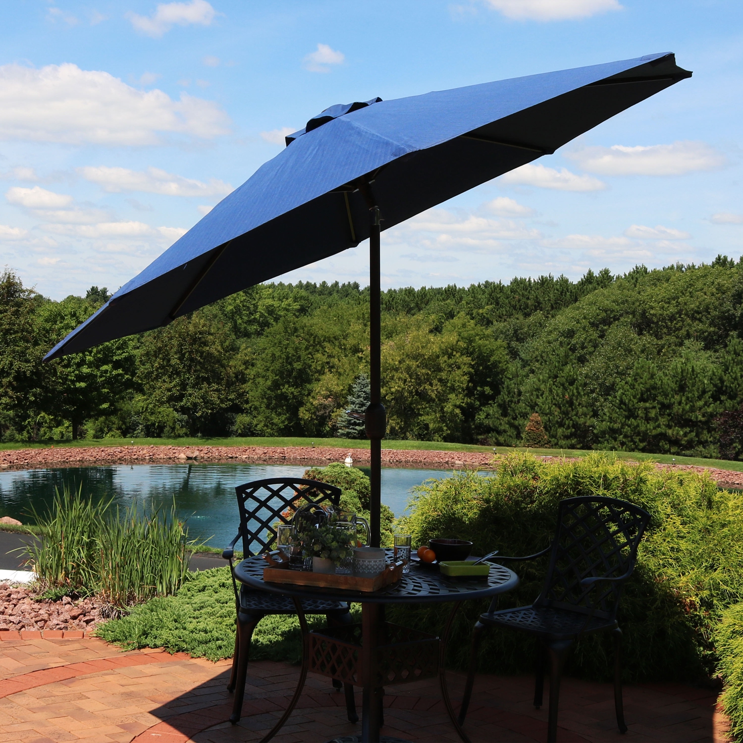 Parasol de patio en aluminium de 9 pi avec manivelle et inclinaison de Sunnydaze - Bleu marine