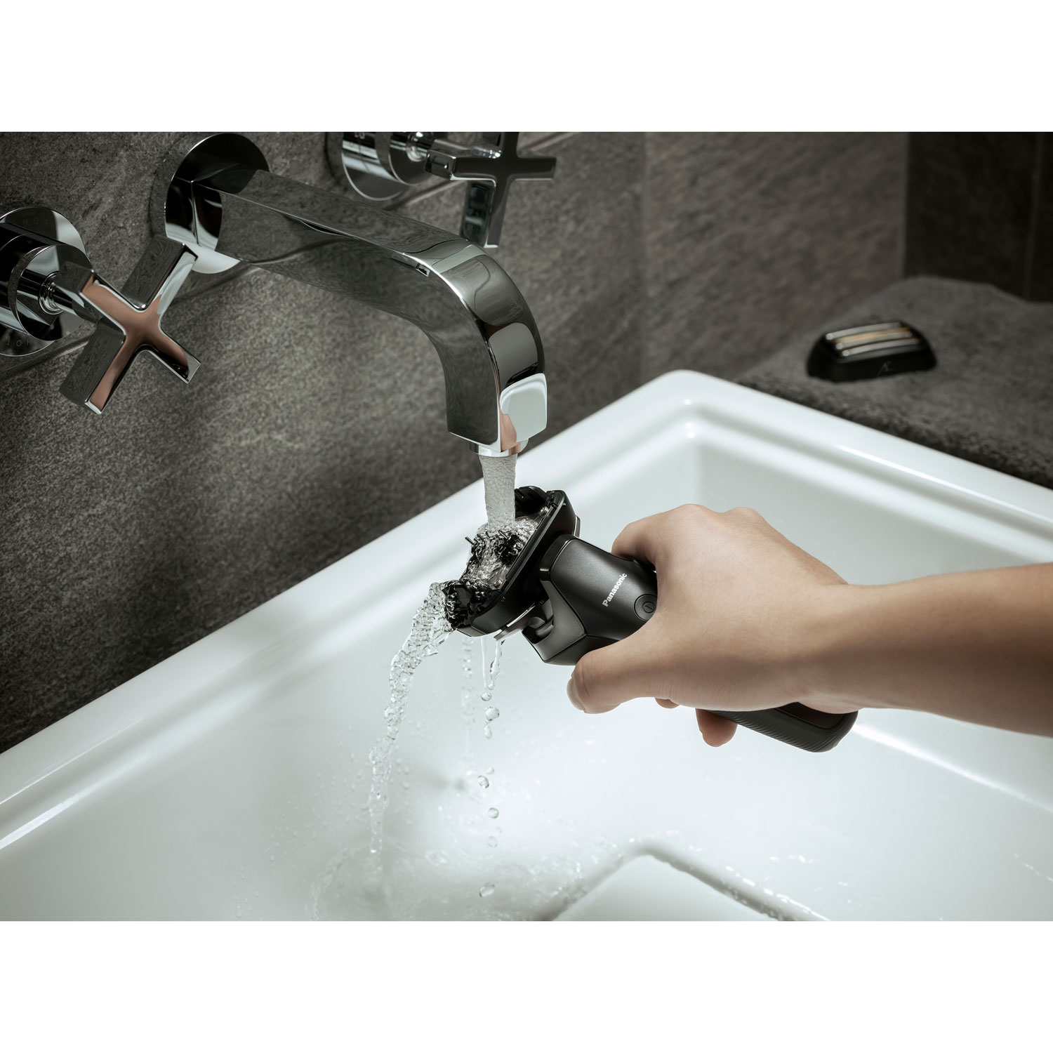 Rasoir rechargeable à 6 lames avec ou sans mousse et station de nettoyage/chargement de Panasonic