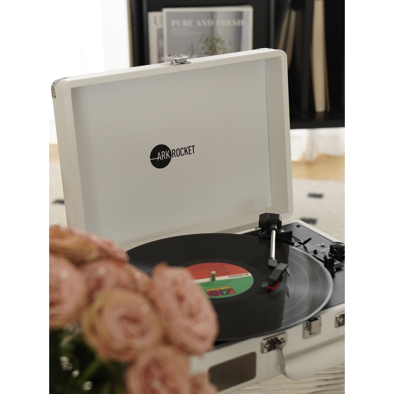 Tourne-disque Bluetooth rétro Curiosity d’ArkRocket avec 3 vitesses et haut-parleurs intégrés - Blanc