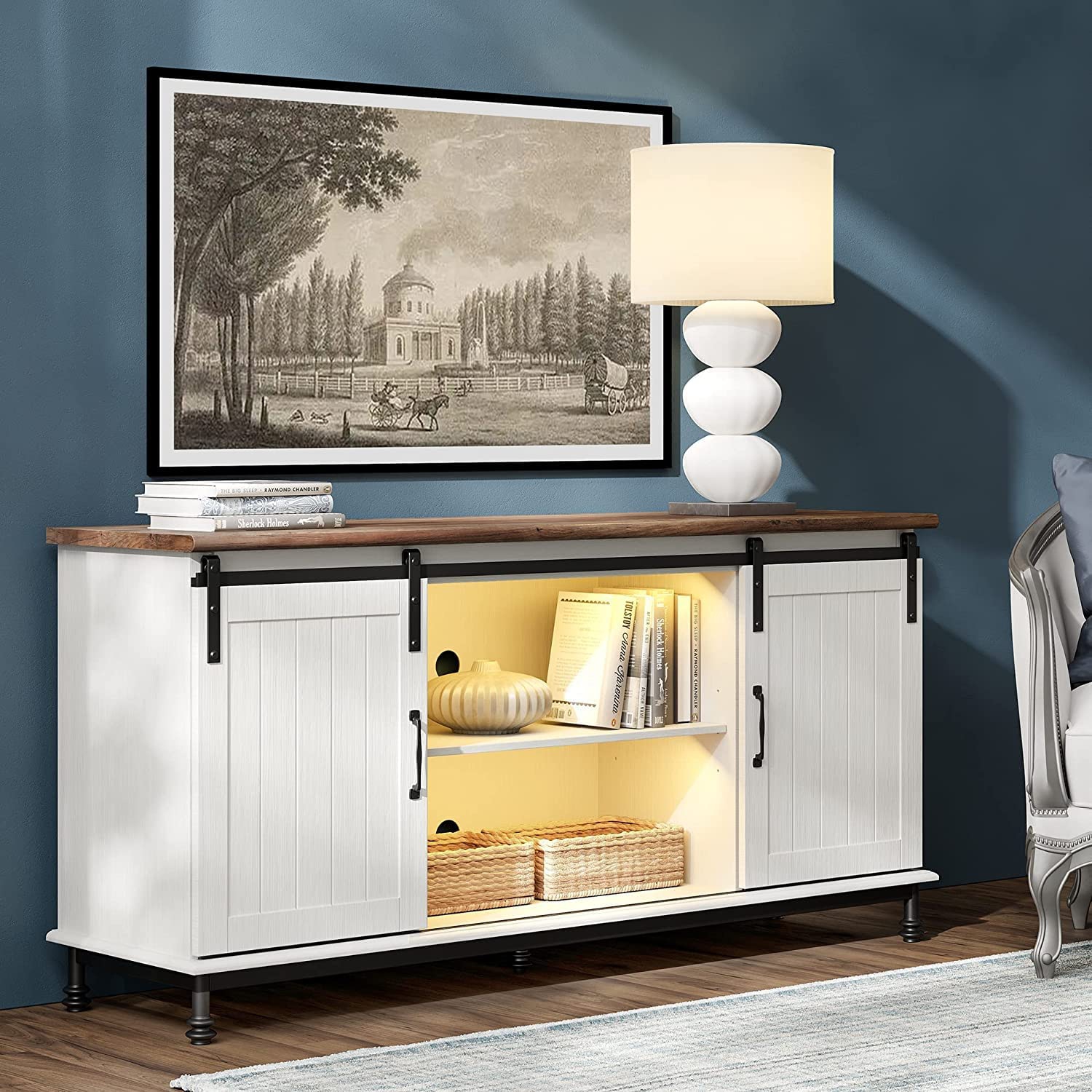 Meuble de téléviseur champêtre DEL à porte de grange coulissante pour téléviseur jusqu’à 65 po avec bande lumineuse jaune USB, console de rangement