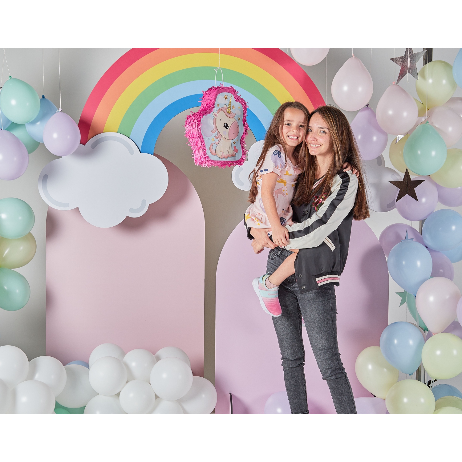 Fournitures de fête d'anniversaire sur le thème de la licorne Pinata Girl - Mini piñata, chauve-souris rose et jeu de chasse au trésor inclus.