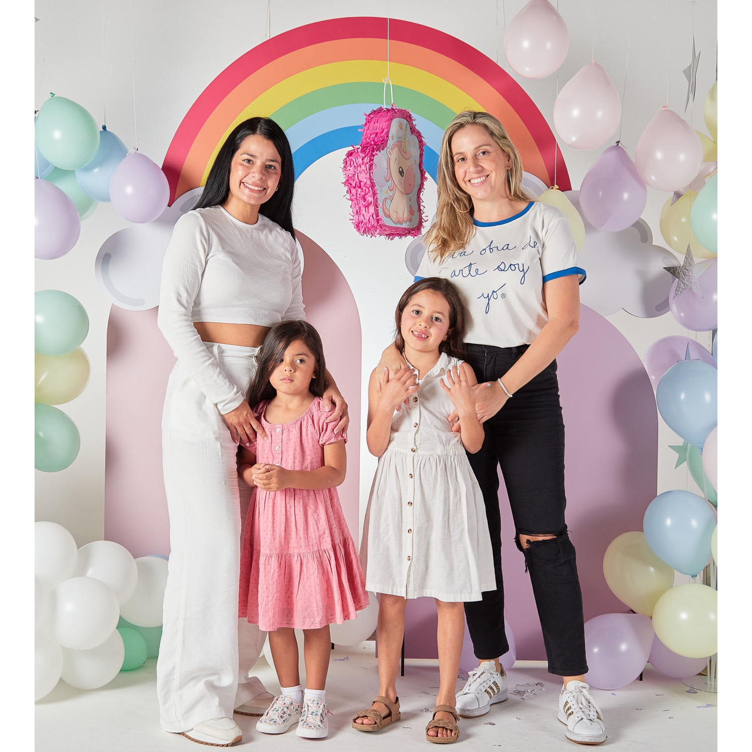 Fournitures de fête d'anniversaire sur le thème de la licorne Pinata Girl - Mini piñata, chauve-souris rose et jeu de chasse au trésor inclus.