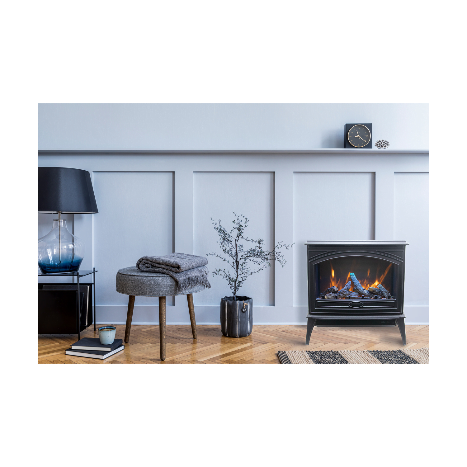 Le foyer électrique en fonte 70 Freeset est offert avec un ensemble de bûches réaliste de 10 pièces en bouleau, 2 couleurs de verre à foyer, deux